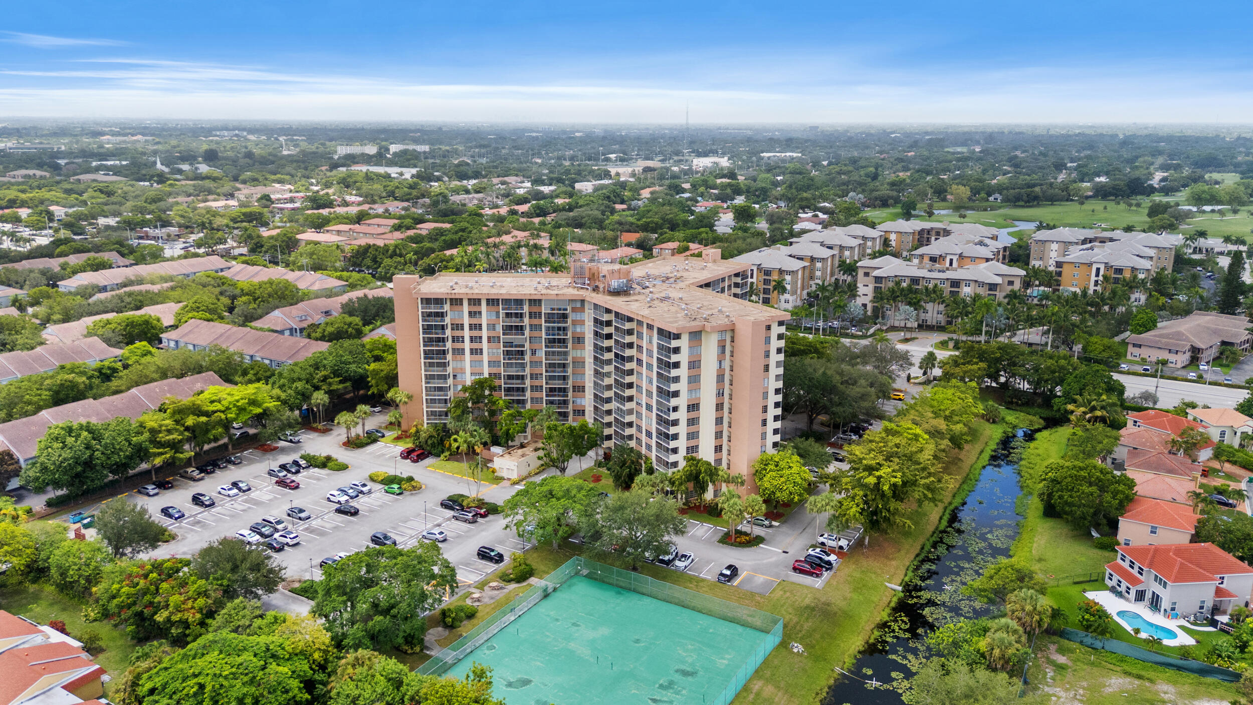 COUNTRY CLUB TOWER OF CORAL - Residential