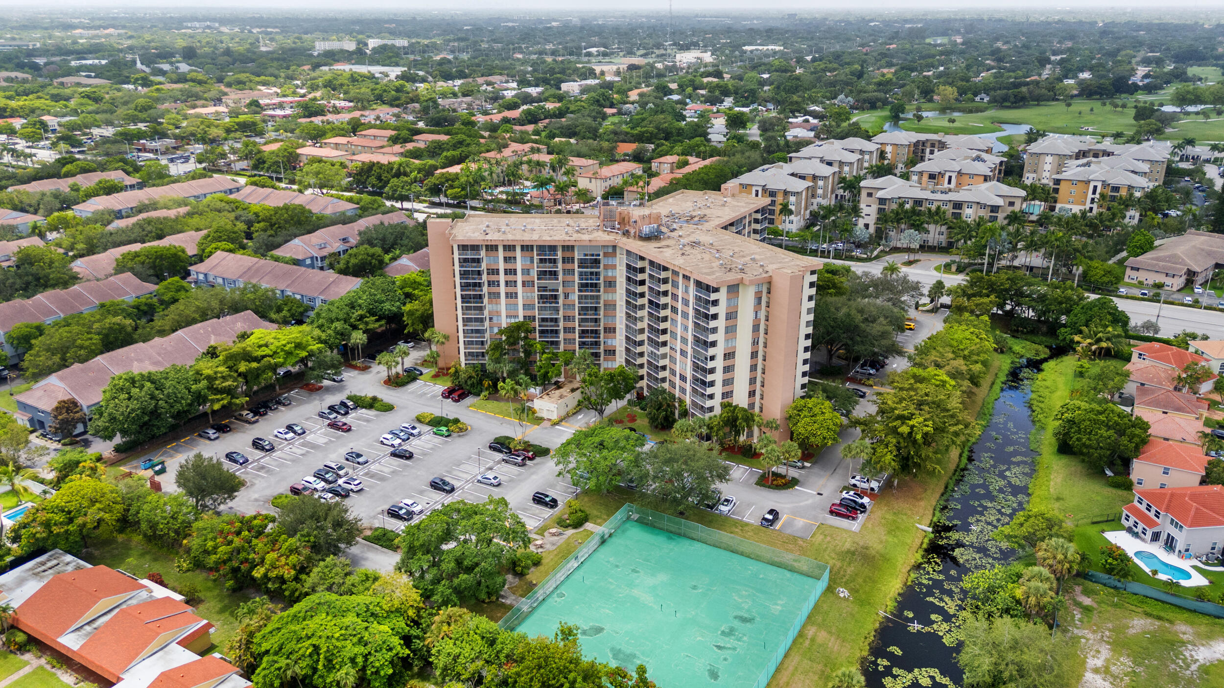COUNTRY CLUB TOWER OF CORAL - Residential
