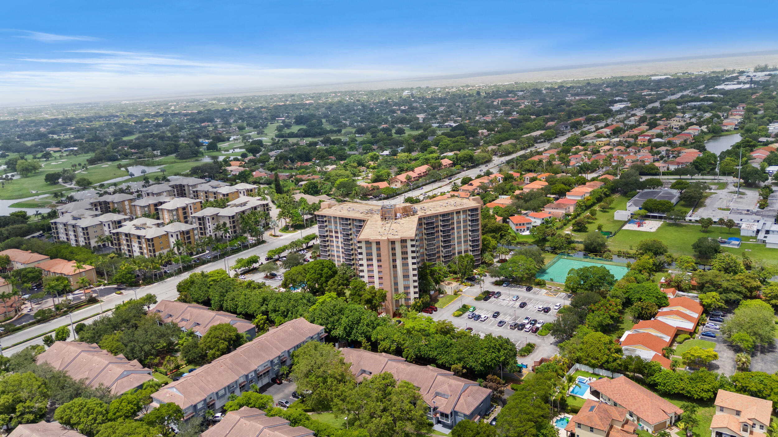 COUNTRY CLUB TOWER OF CORAL - Residential