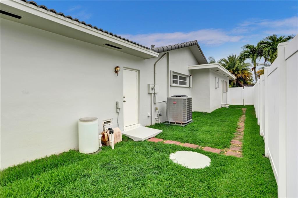 Emerald Hills 68-26 B - Residential