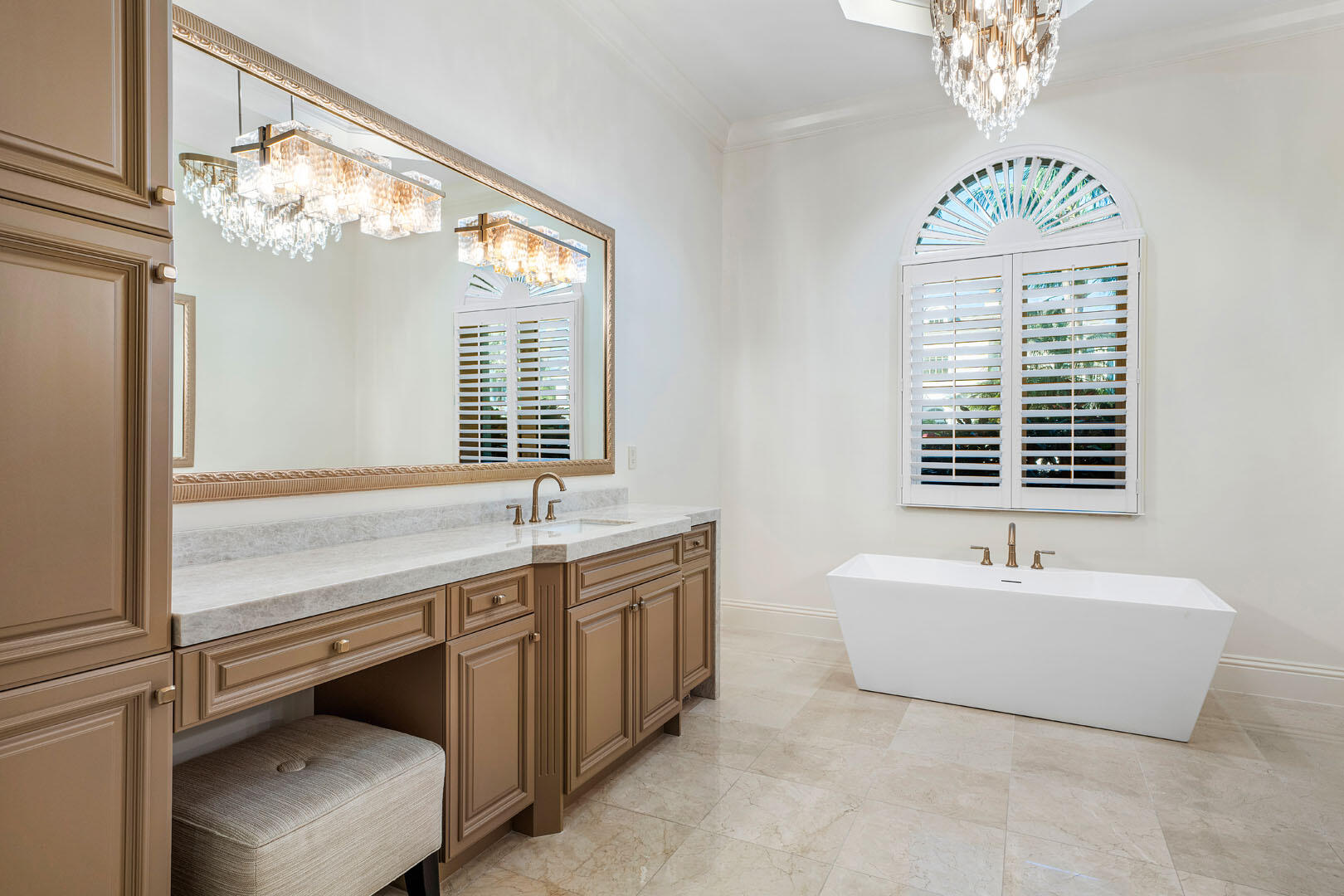 ROYAL PALM YACHT & COUNTRY CLUB - Residential