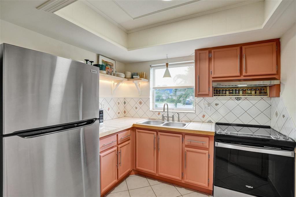 CRESTHAVEN VILLAS CONDO 25 - Residential