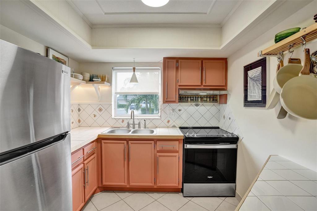 CRESTHAVEN VILLAS CONDO 25 - Residential