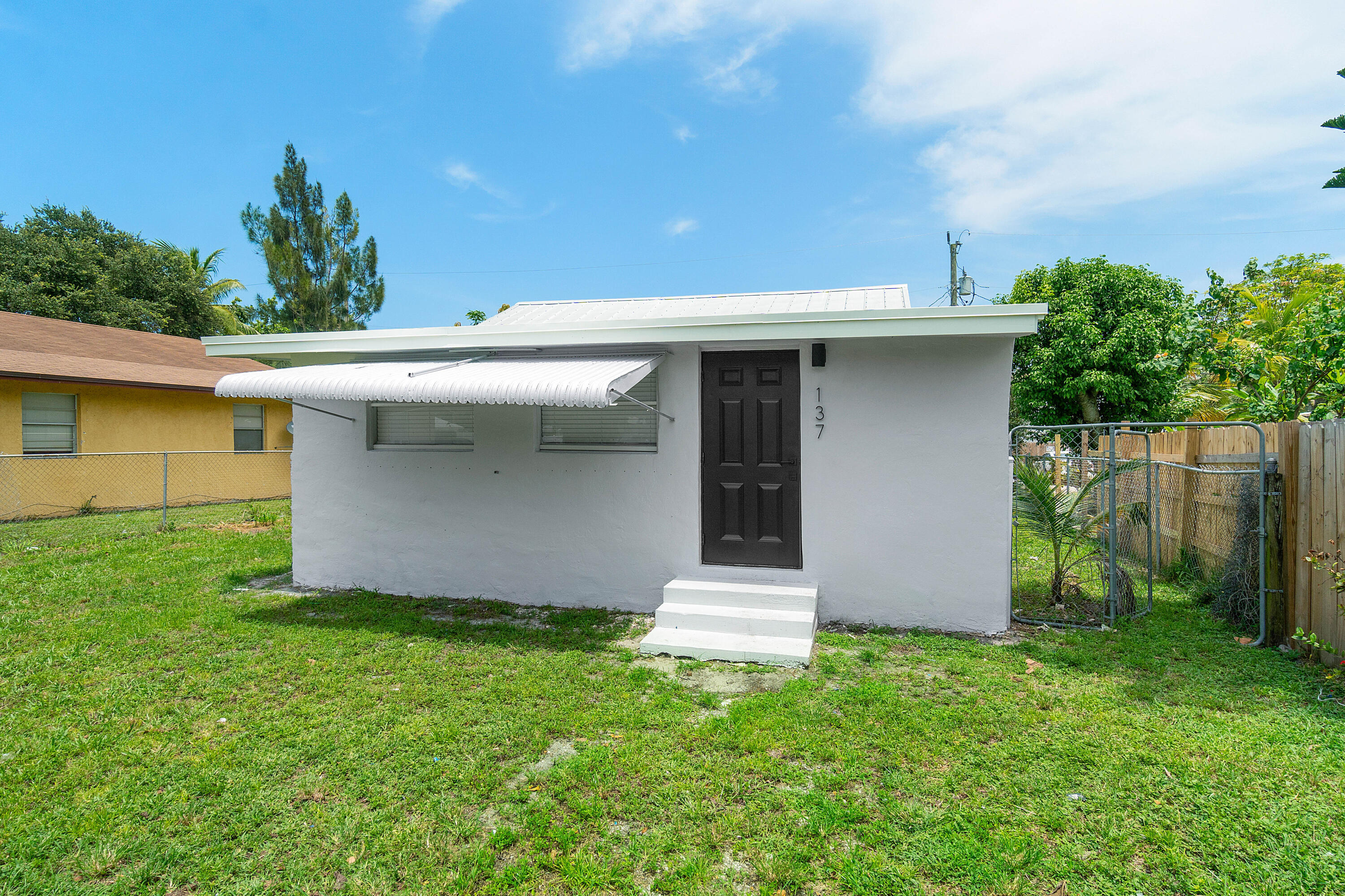 Rapid Approval- No HOA! Renovated 2 bed, 1 bath single family home in Delray Beach. Located in a prime location, just a few blocks away from the famous Atlantic Avenue and only 10 minutes from the beach! Close to ALL! Hop on 95 in two mins!  Thoroughly renovated with a new kitchen featuring quartz counters, cabinets, stainless steel appliances and tile backsplash. Ample parking, on-site laundry, ductless air conditioner... Amazing location close to local shopping, restaurants, and vibrant nightlife. Lots of natural light!