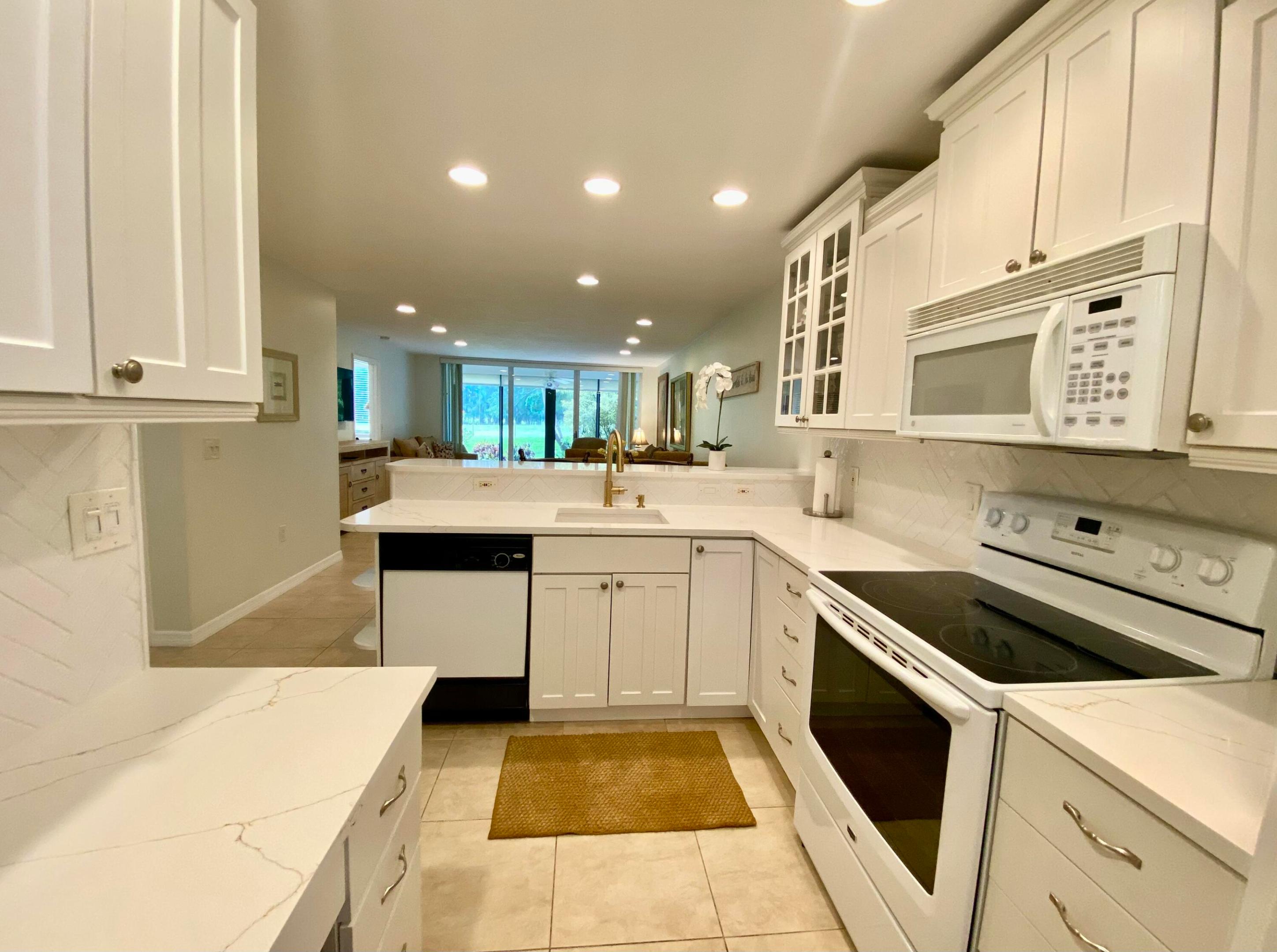 FOUNTAINS OF PALM BEACH COND NO 4 - Residential Lease
