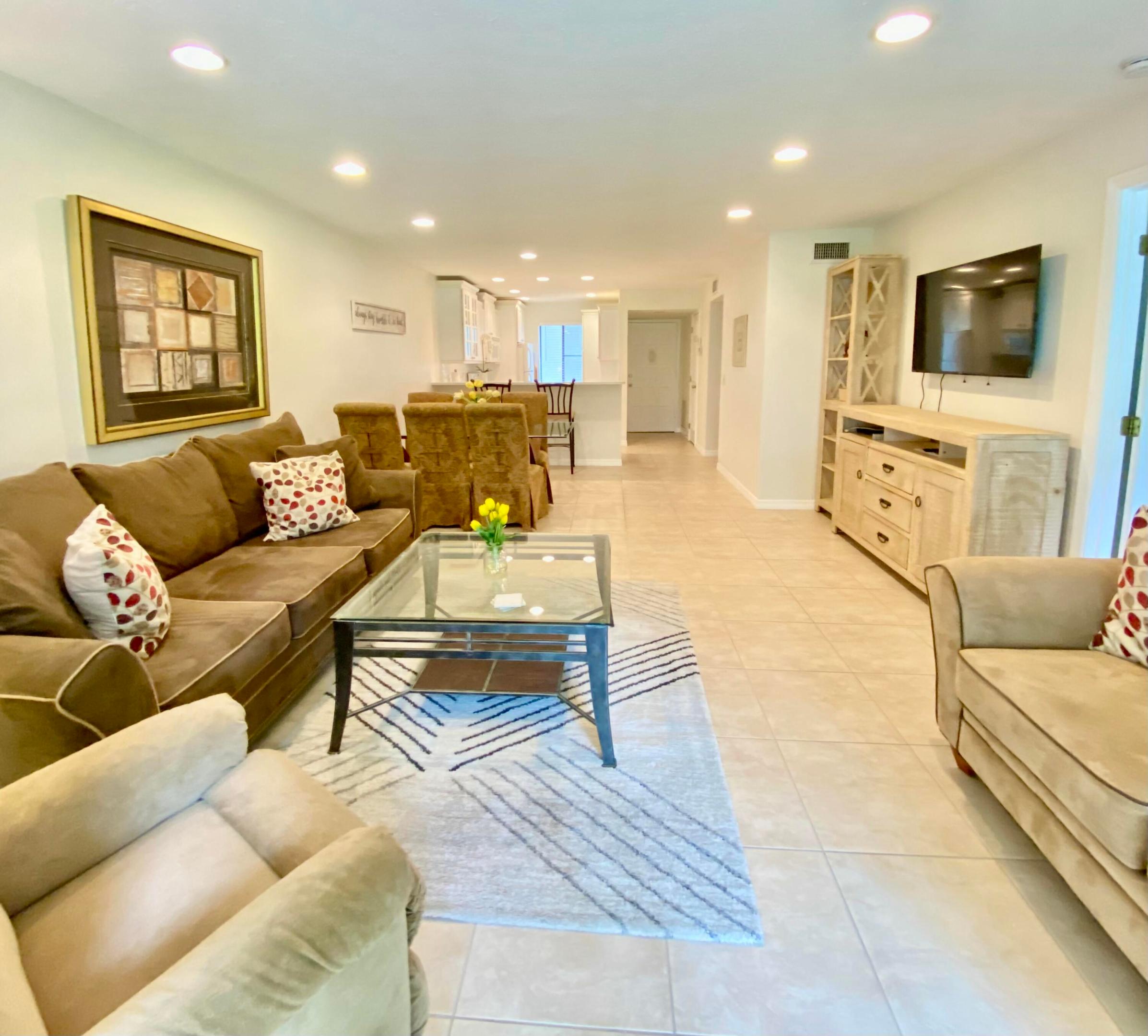 FOUNTAINS OF PALM BEACH COND NO 4 - Residential Lease