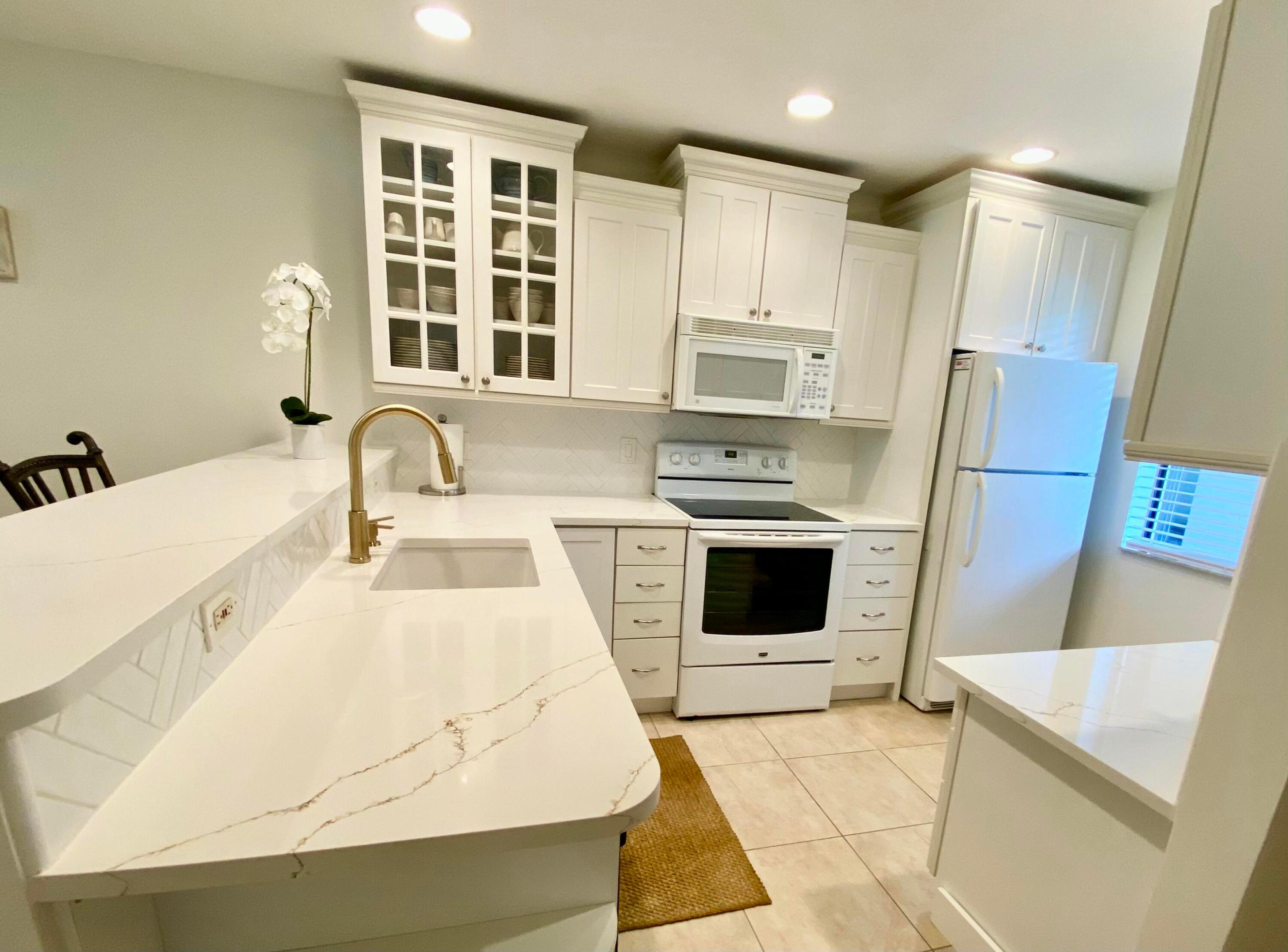 FOUNTAINS OF PALM BEACH COND NO 4 - Residential Lease