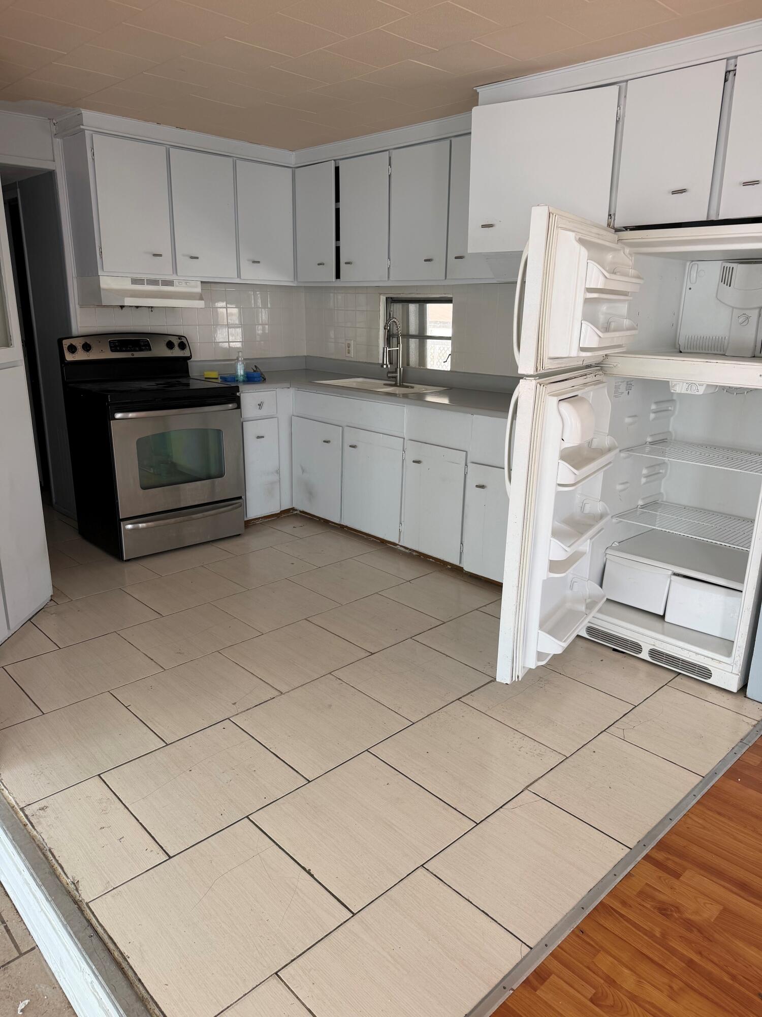 HALLANDALE TRAILER ESTATES INC - Residential Lease
