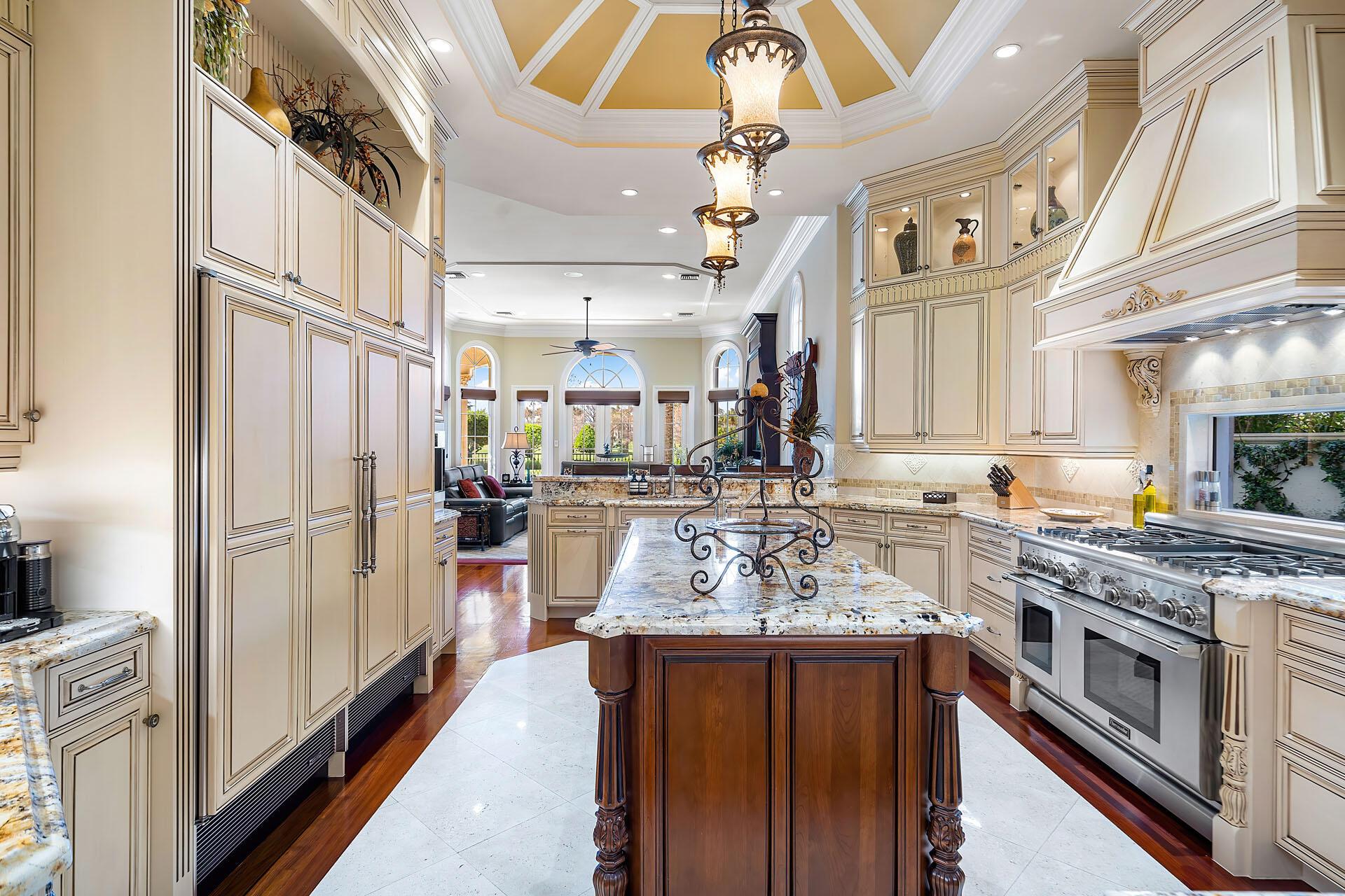 ROYAL PALM YACHT & COUNTRY CLUB - Residential