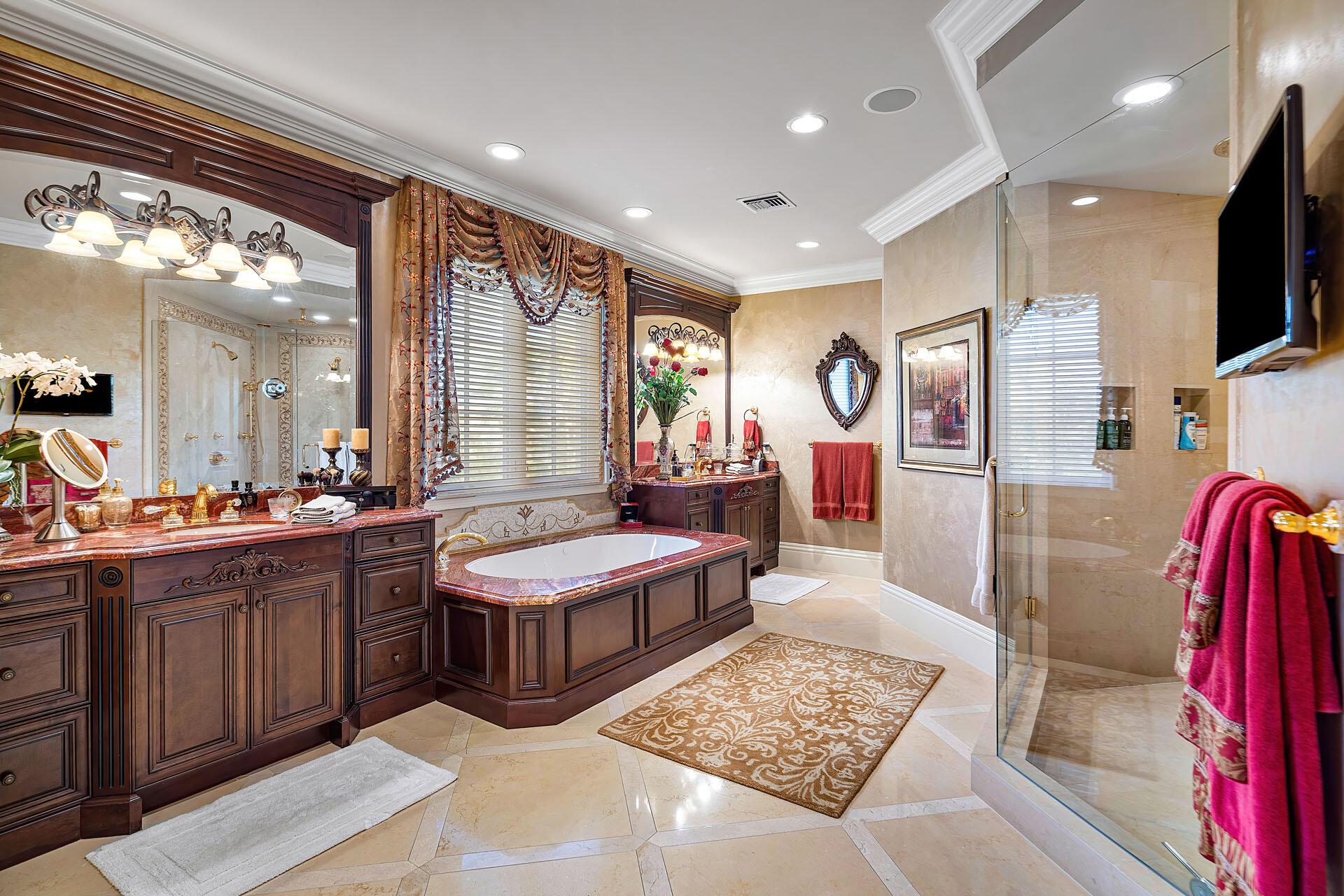 ROYAL PALM YACHT & COUNTRY CLUB - Residential