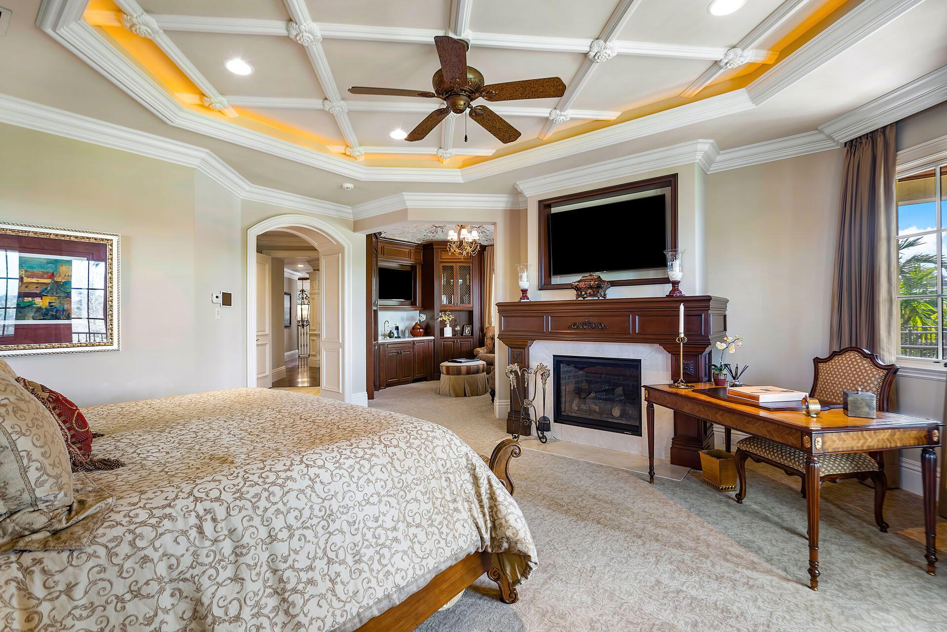 ROYAL PALM YACHT & COUNTRY CLUB - Residential