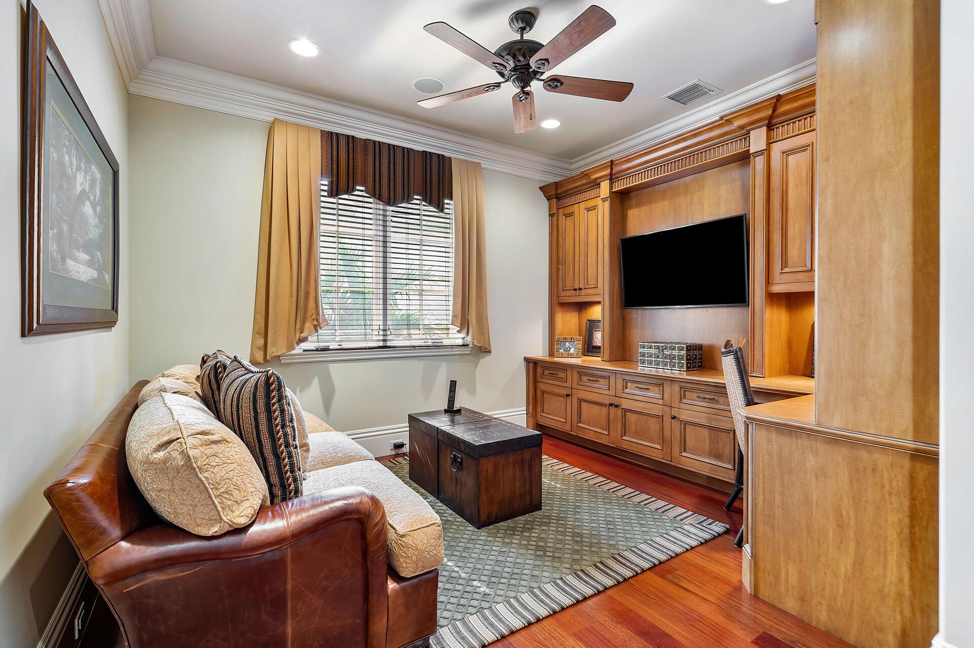 ROYAL PALM YACHT & COUNTRY CLUB - Residential