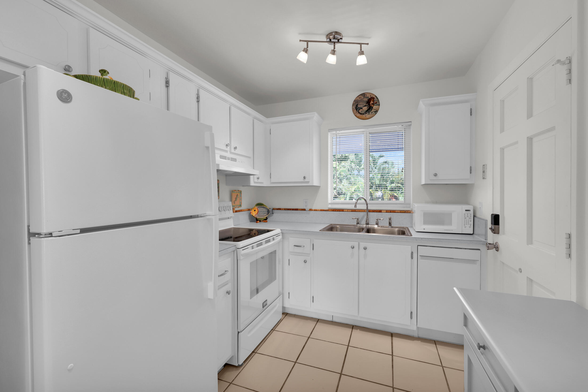 TEQUESTA GARDEN CONDO 6 - Residential