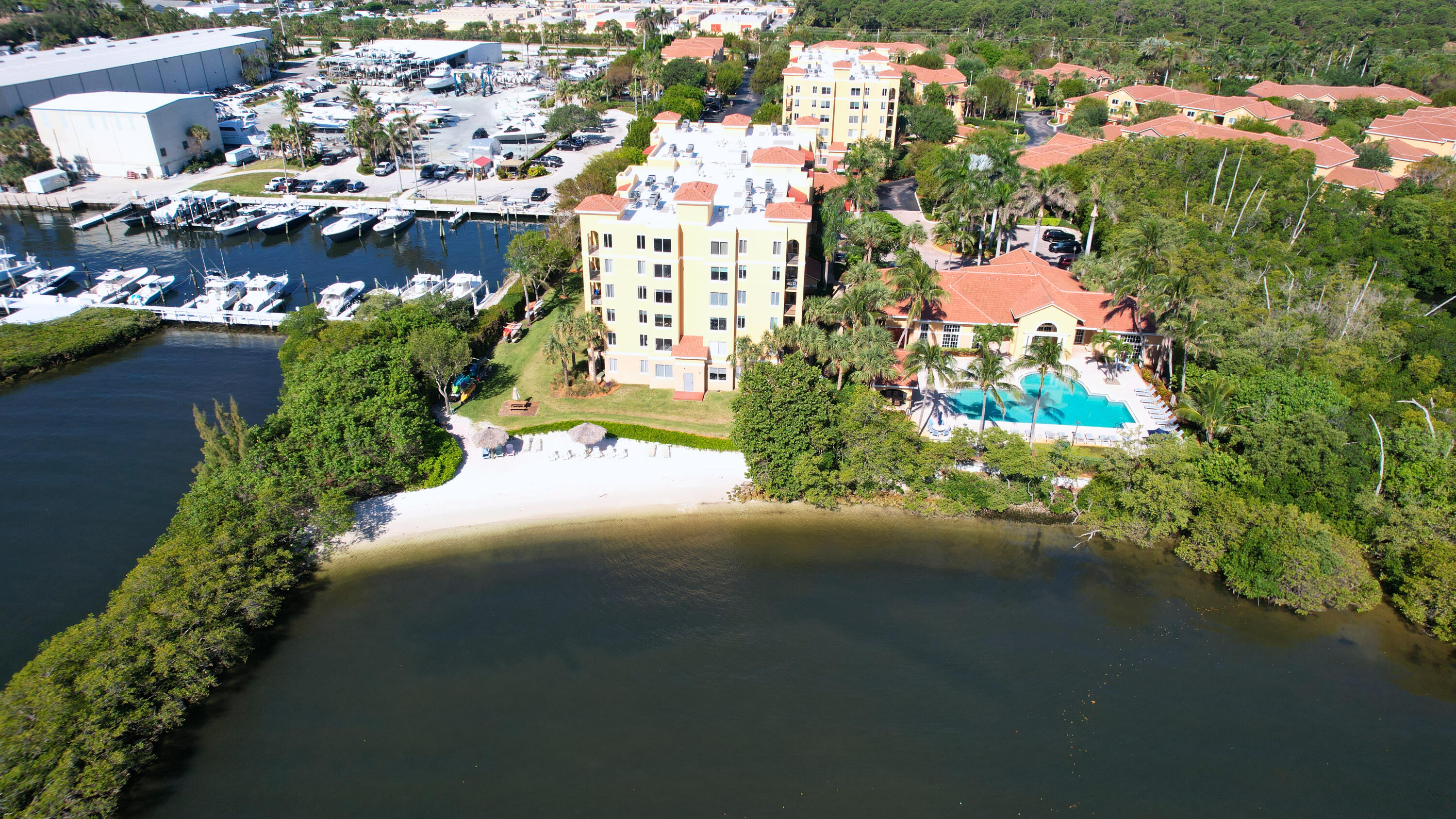 HYPOLUXOS MARINERS CAY CONDO - Residential