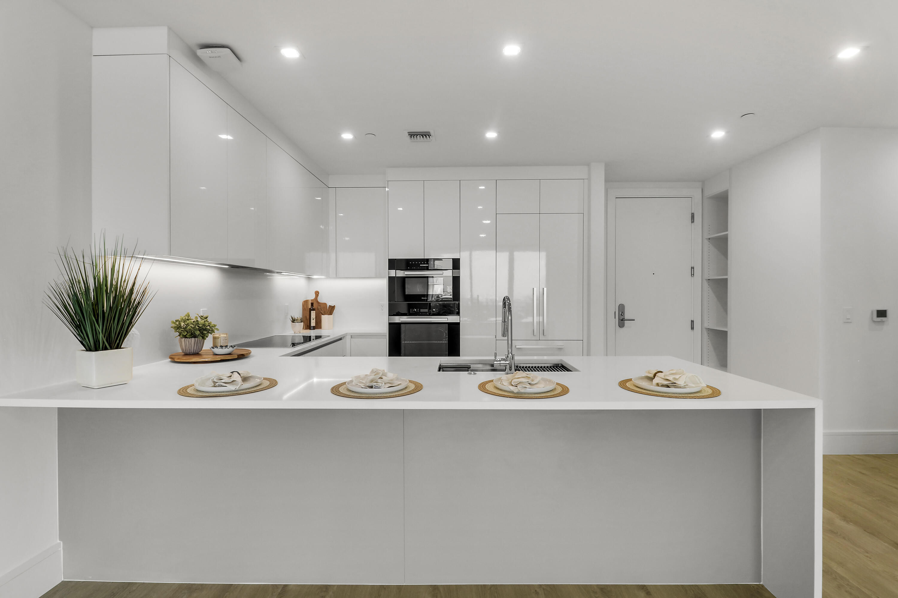 NAUTILUS 220 CONDO - Residential