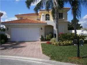LOCATED IN THE PRIVATE COMMUNITY OF BRIAR BAY, THIS LAKE FRONT  BEAUTIFUL & IMMACULATE HOME OFFERS 3 FULL BEDROOMS , 1 LARGE DEN AND 3 FULL BATHROOMS. A FORMAL DINING ROOM AND A LOFT AREA UPSTAIRS.THE HOME FEATURES A BIG OPEN LAYOUT DOWNSTAIRS, BERBER CARPET IN BEDROOMS AND HAND SCRAPED WOOD FLOORING ON STAIRS, UPPER HALLWAY AND DEN