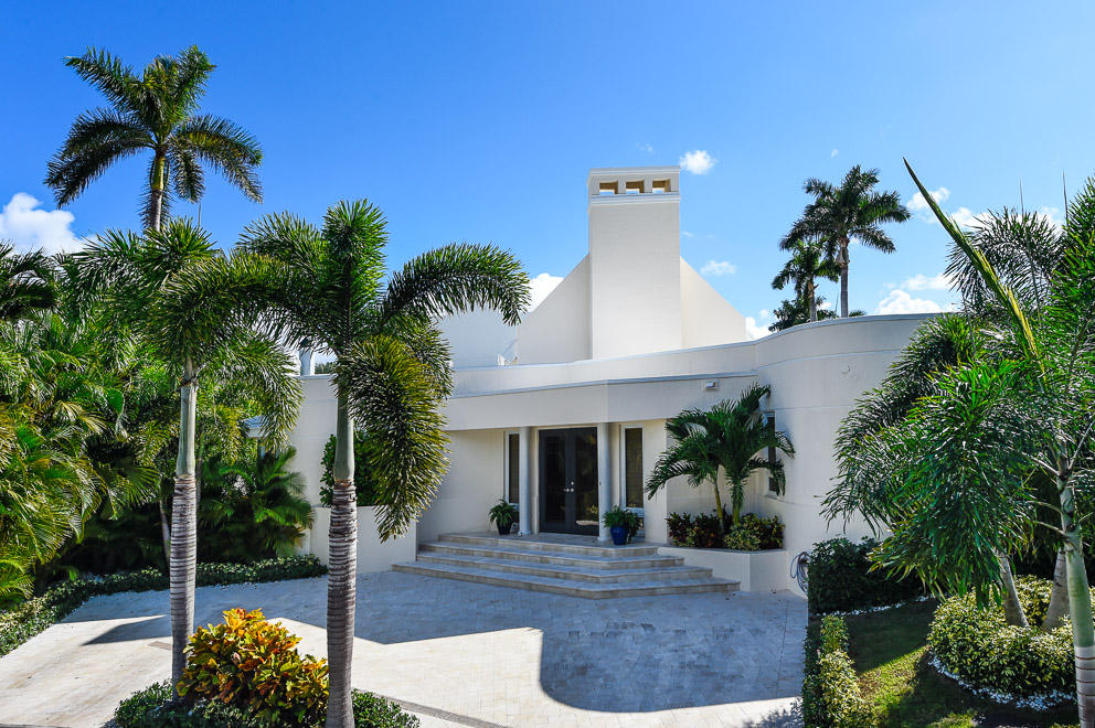 Pristine 3BR/3.5BA contemporary home on quiet cul-da-sac in the North End with easy ocean access. Light and bright featuring oversized living room with soaring 20 foot ceilings, gourmet eat-in kitchen with Thermador appliances, master suite with adjacent courtyard, 2 car garage, and 32' pool. Highest quality finishings include marble flooring, impact glass, and beautiful landscaping.