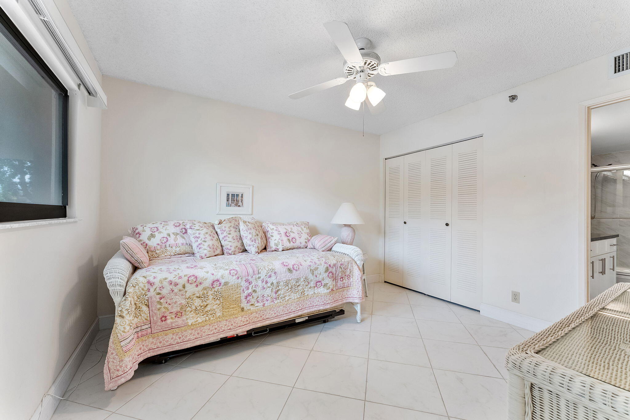HUNTINGTON LAKES SEC FIVE CONDOS - Residential Lease