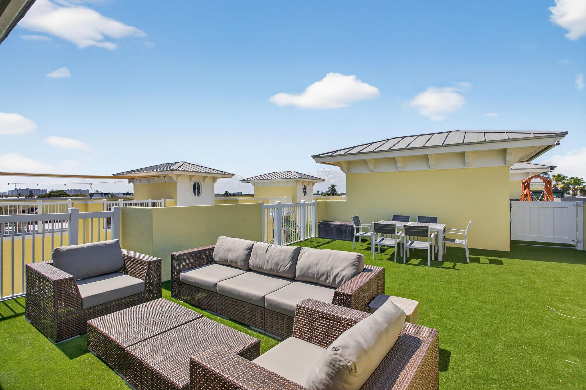 LAUDERDALE BY THE SEA - Residential