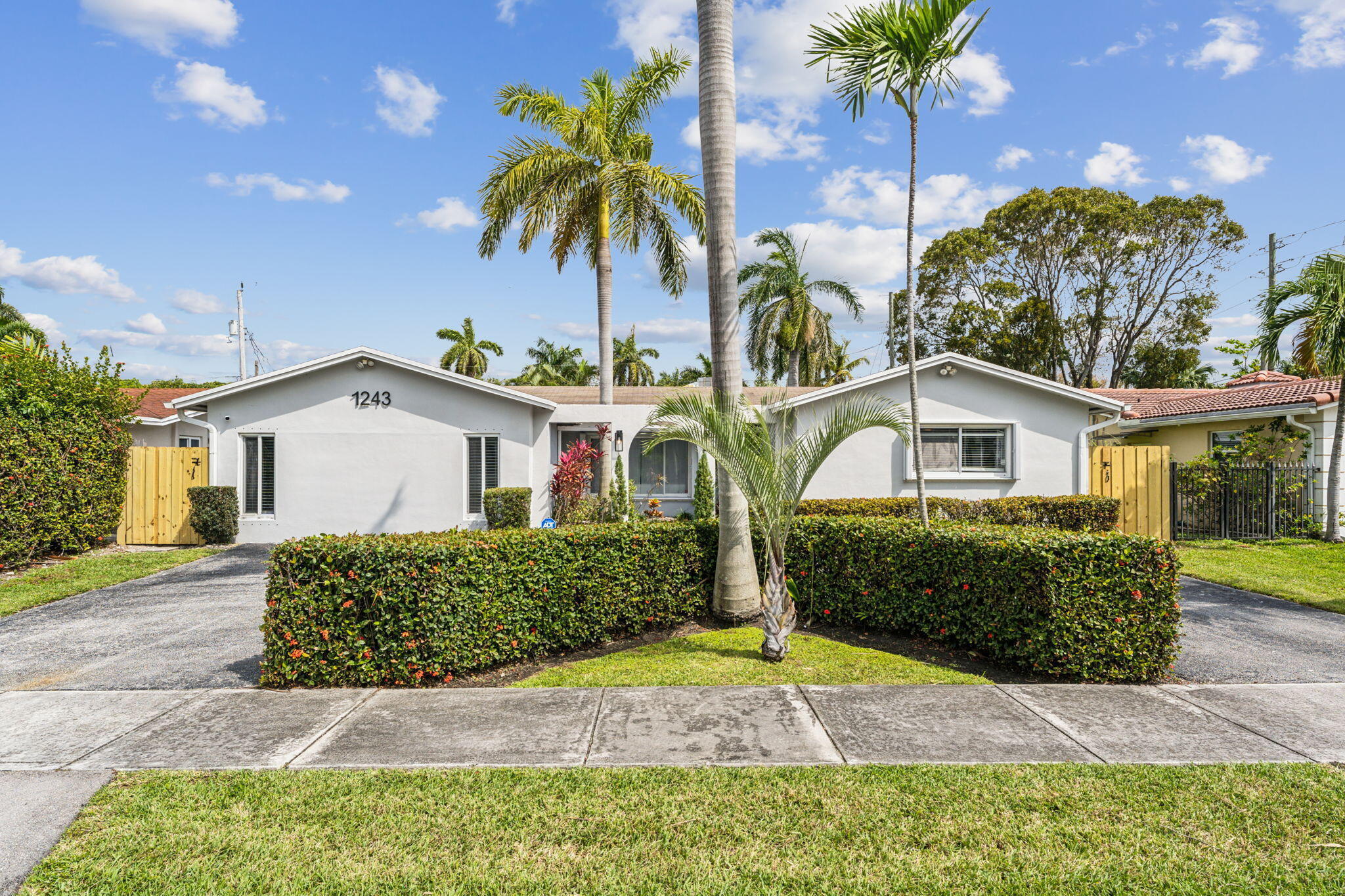 COUNTRY CLUB HOMES - Residential Lease