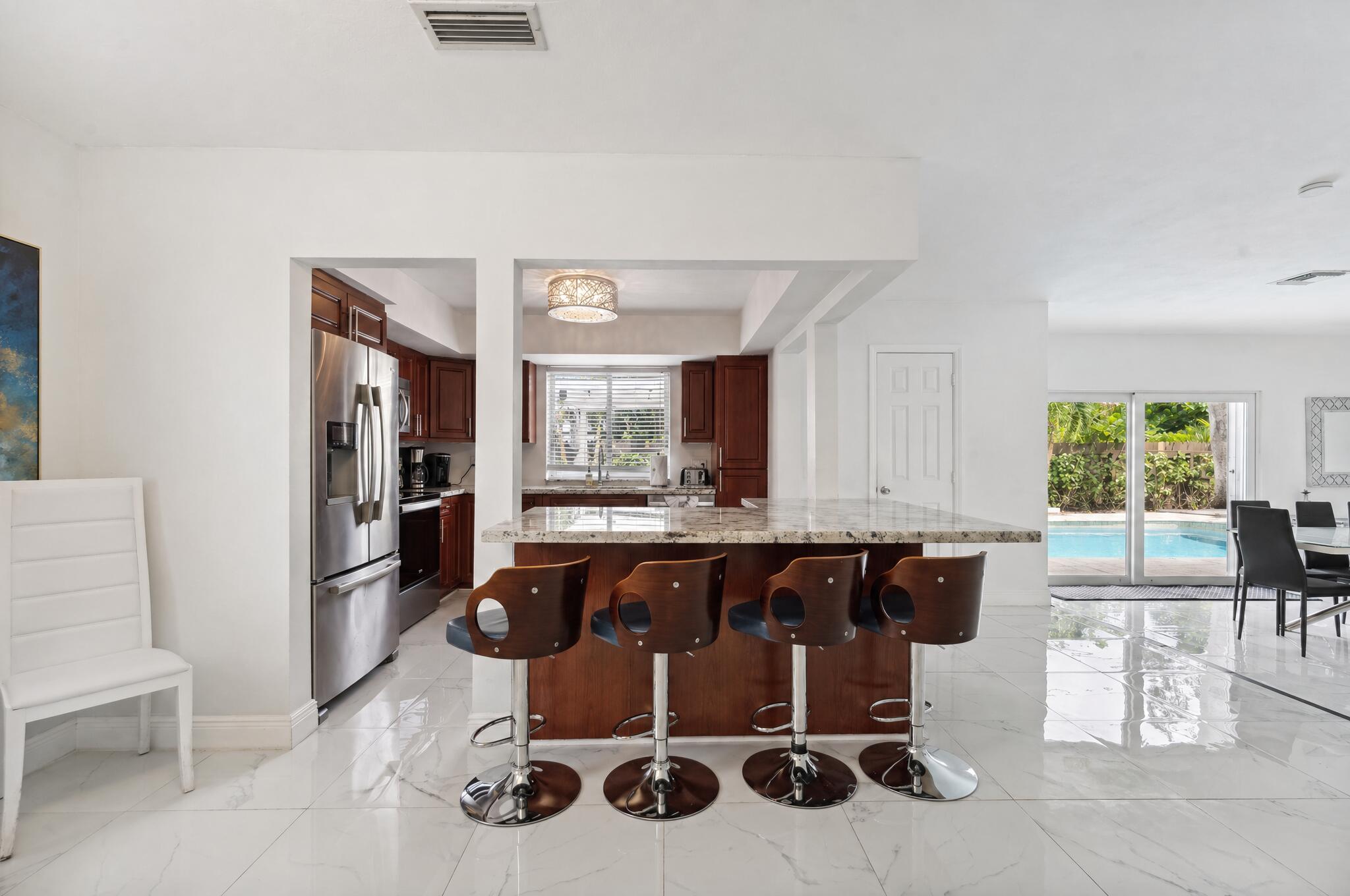 COUNTRY CLUB HOMES - Residential Lease