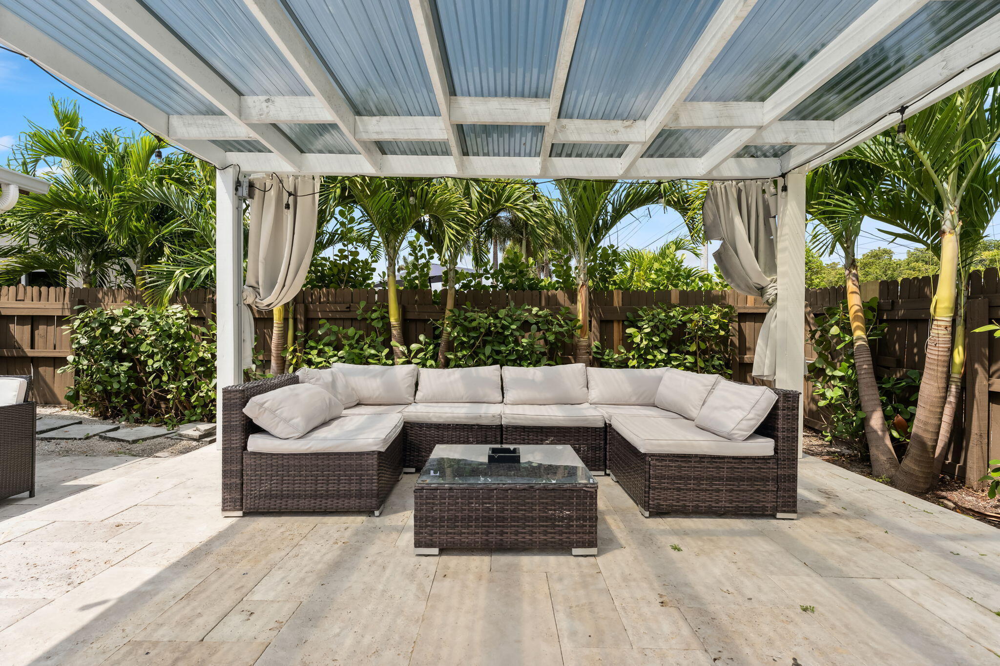 COUNTRY CLUB HOMES - Residential Lease