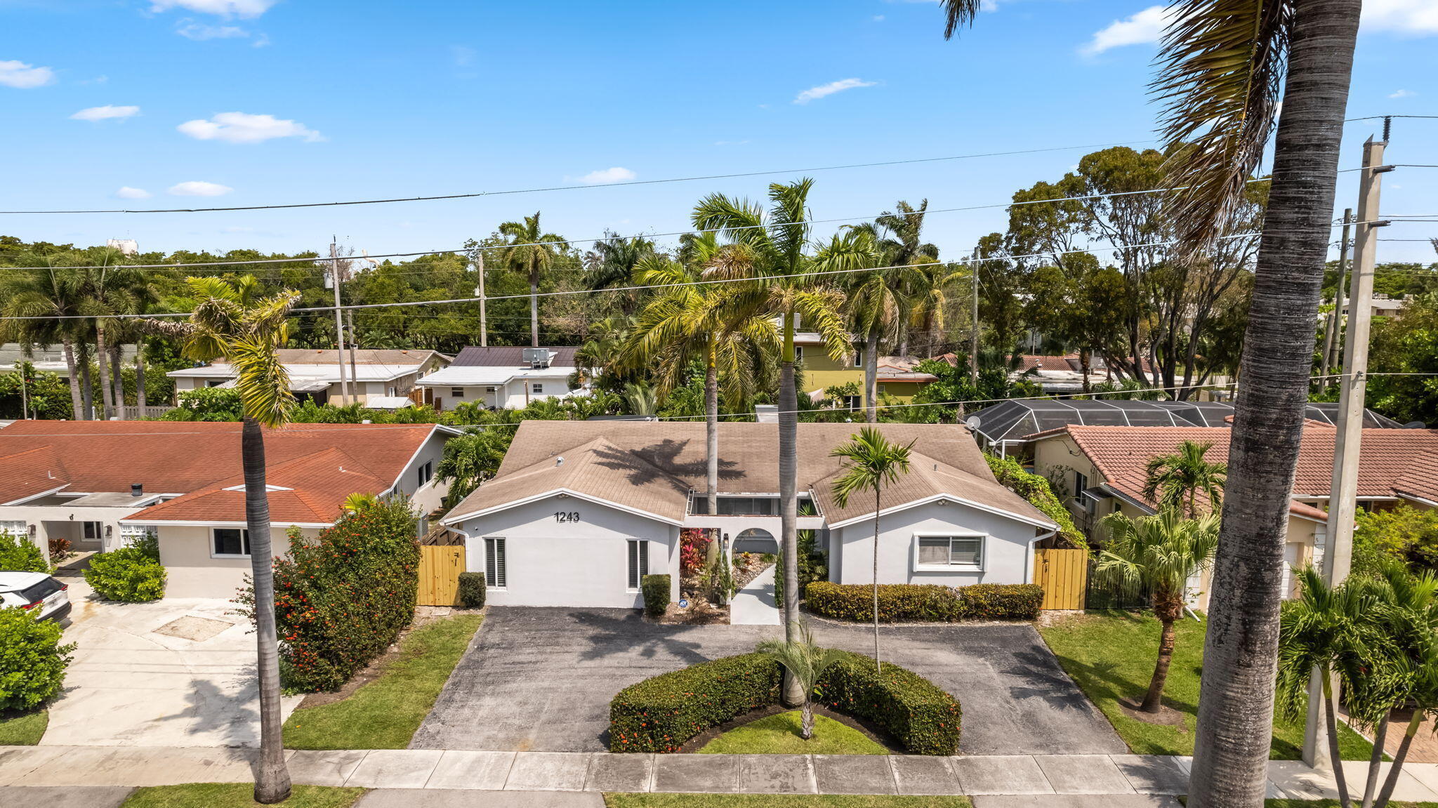 COUNTRY CLUB HOMES - Residential Lease