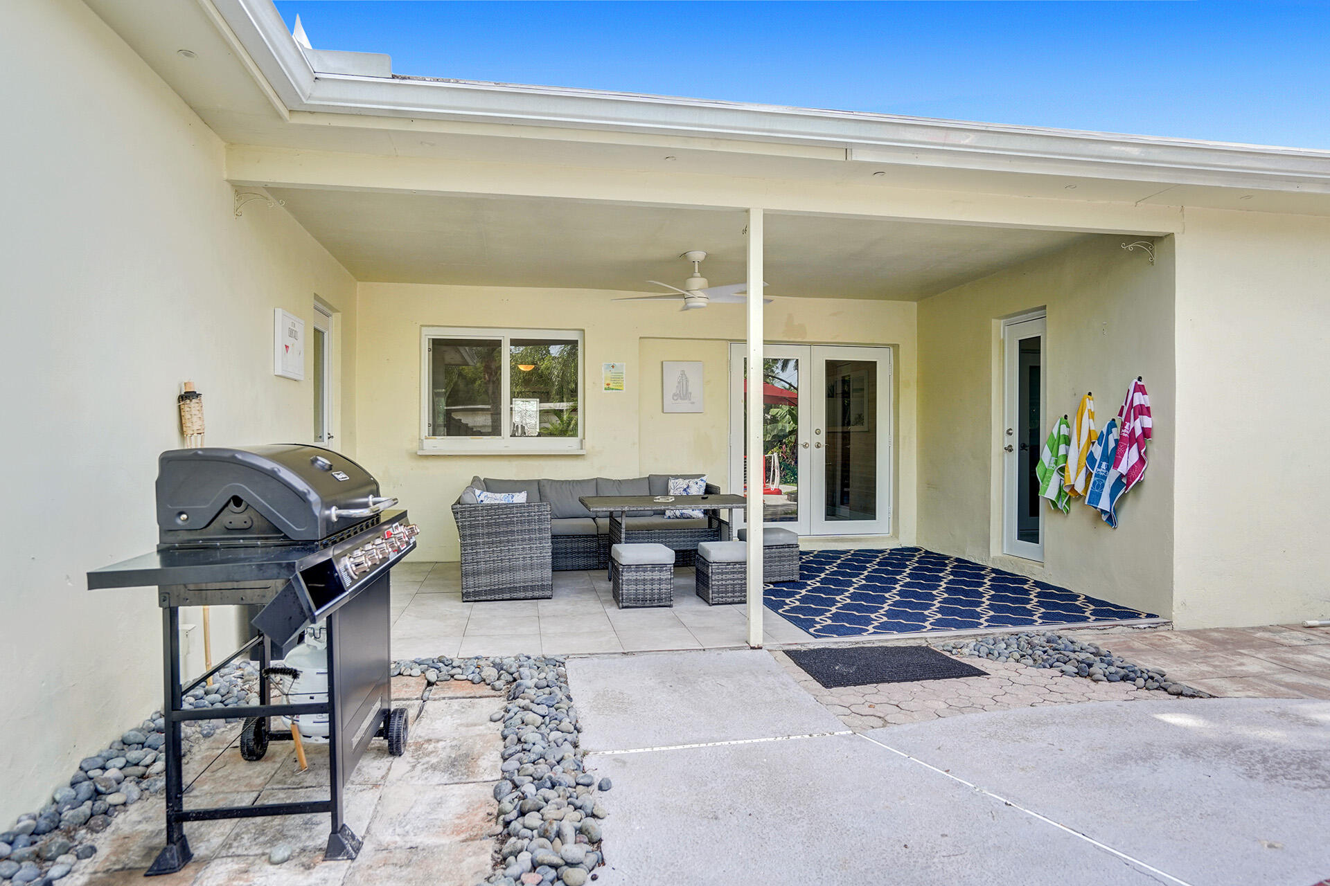 HOLLYWOOD HOMESITES HIGH SCHOOL - Residential