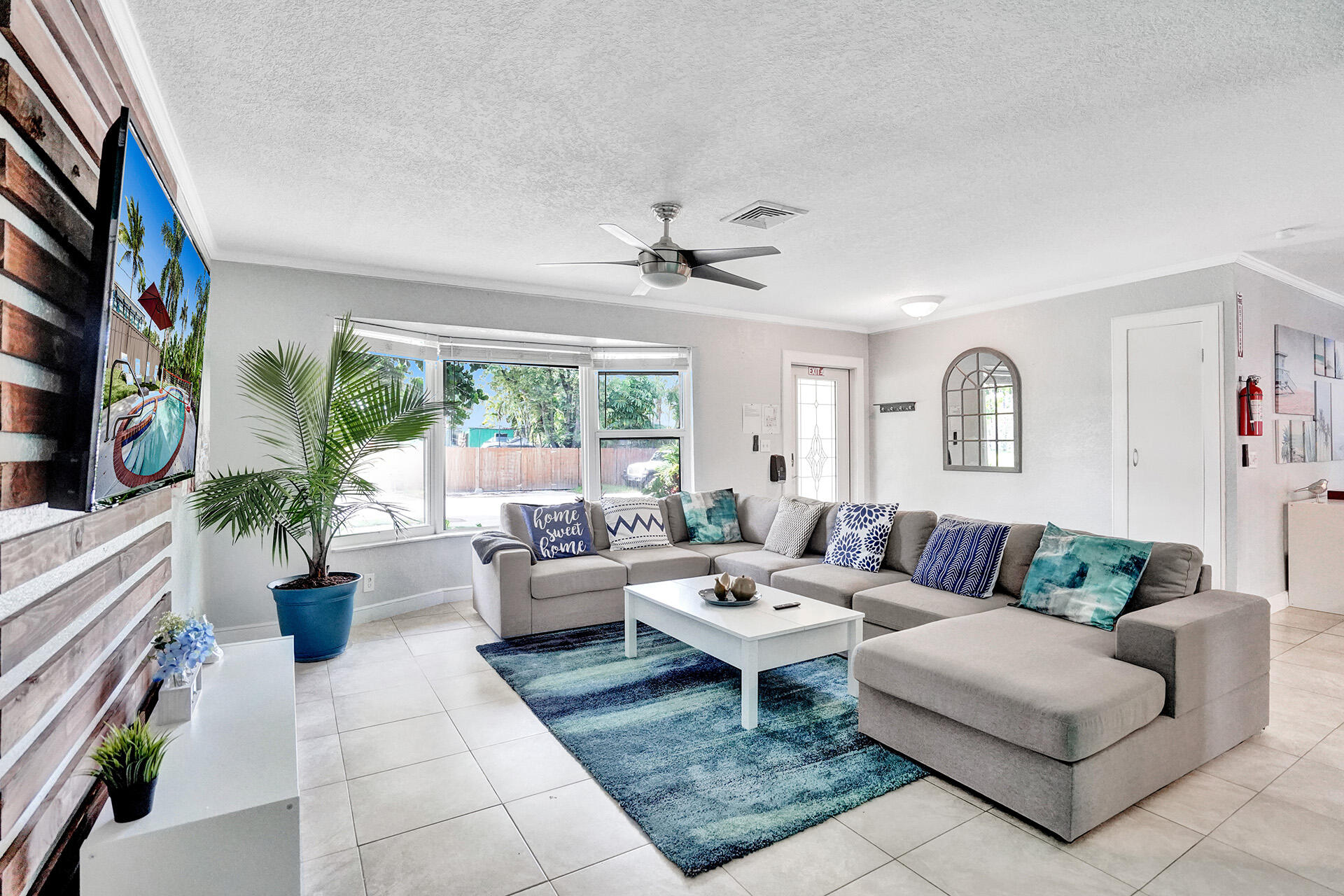 HOLLYWOOD HOMESITES HIGH SCHOOL - Residential