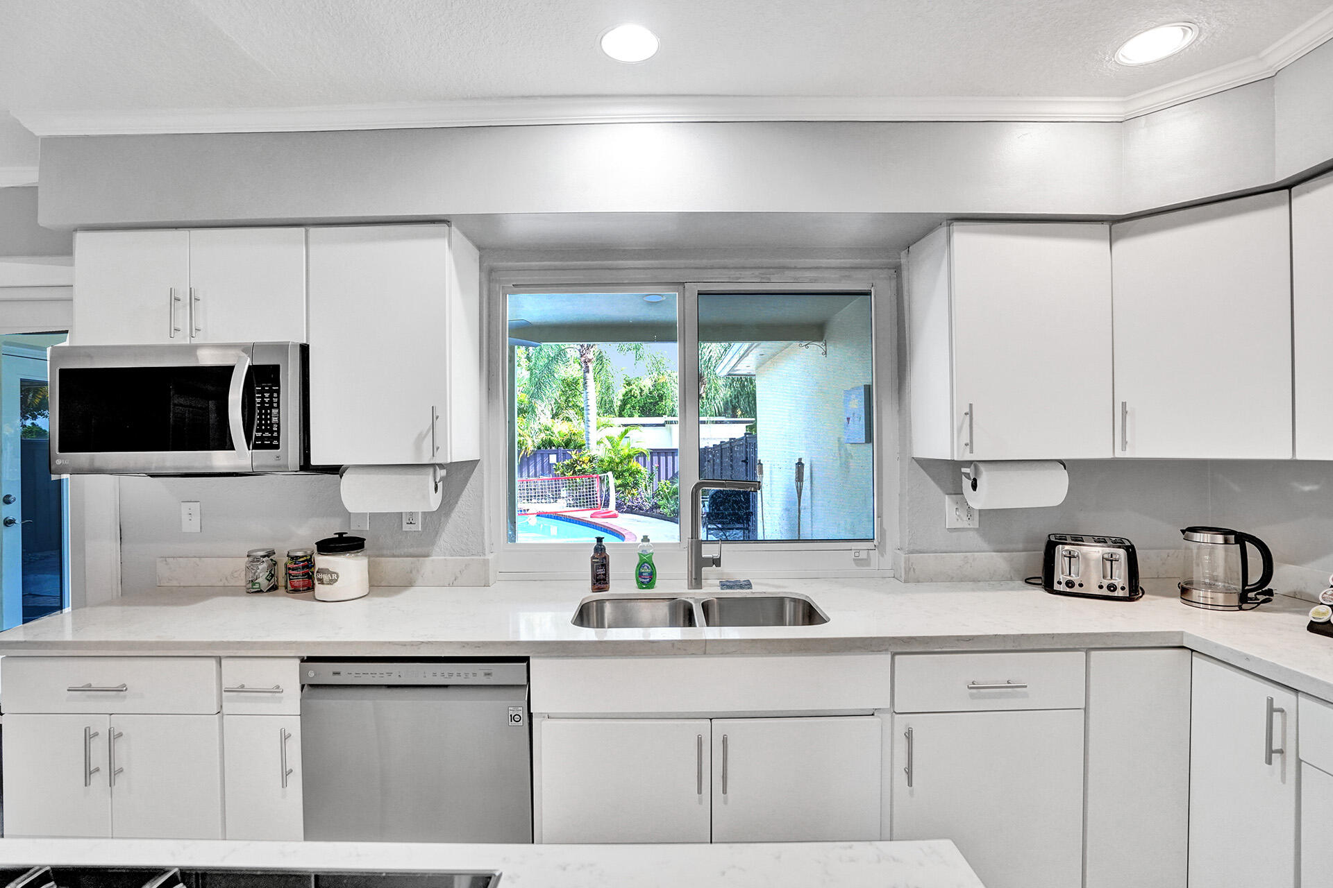 HOLLYWOOD HOMESITES HIGH SCHOOL - Residential