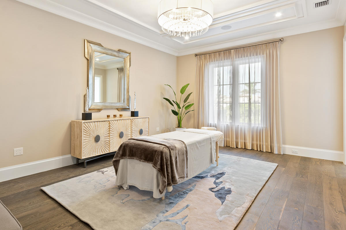 ROYAL PALM YACHT & COUNTRY CLUB - Residential