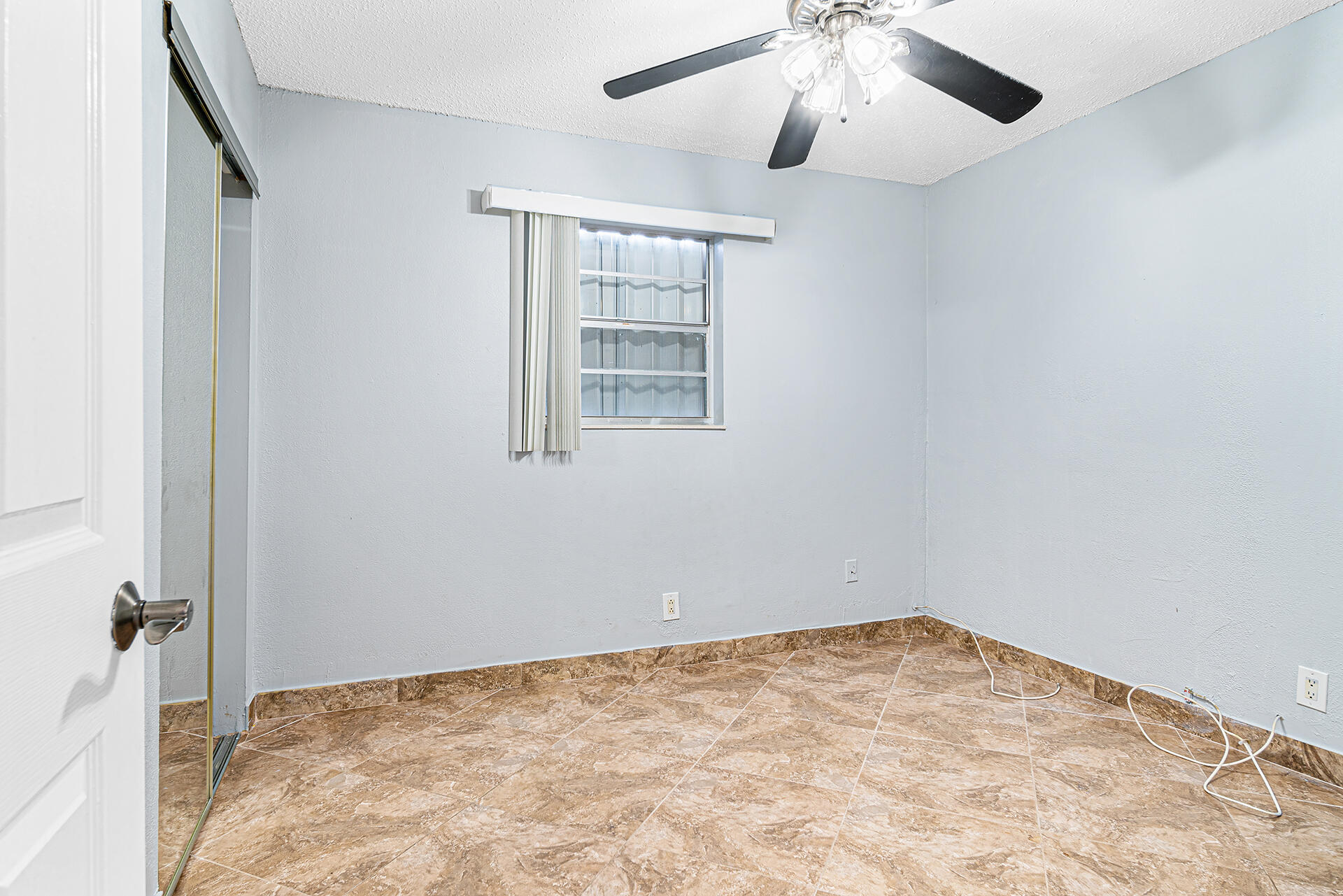 Imperial Villas Condo 01-06 - Residential Lease