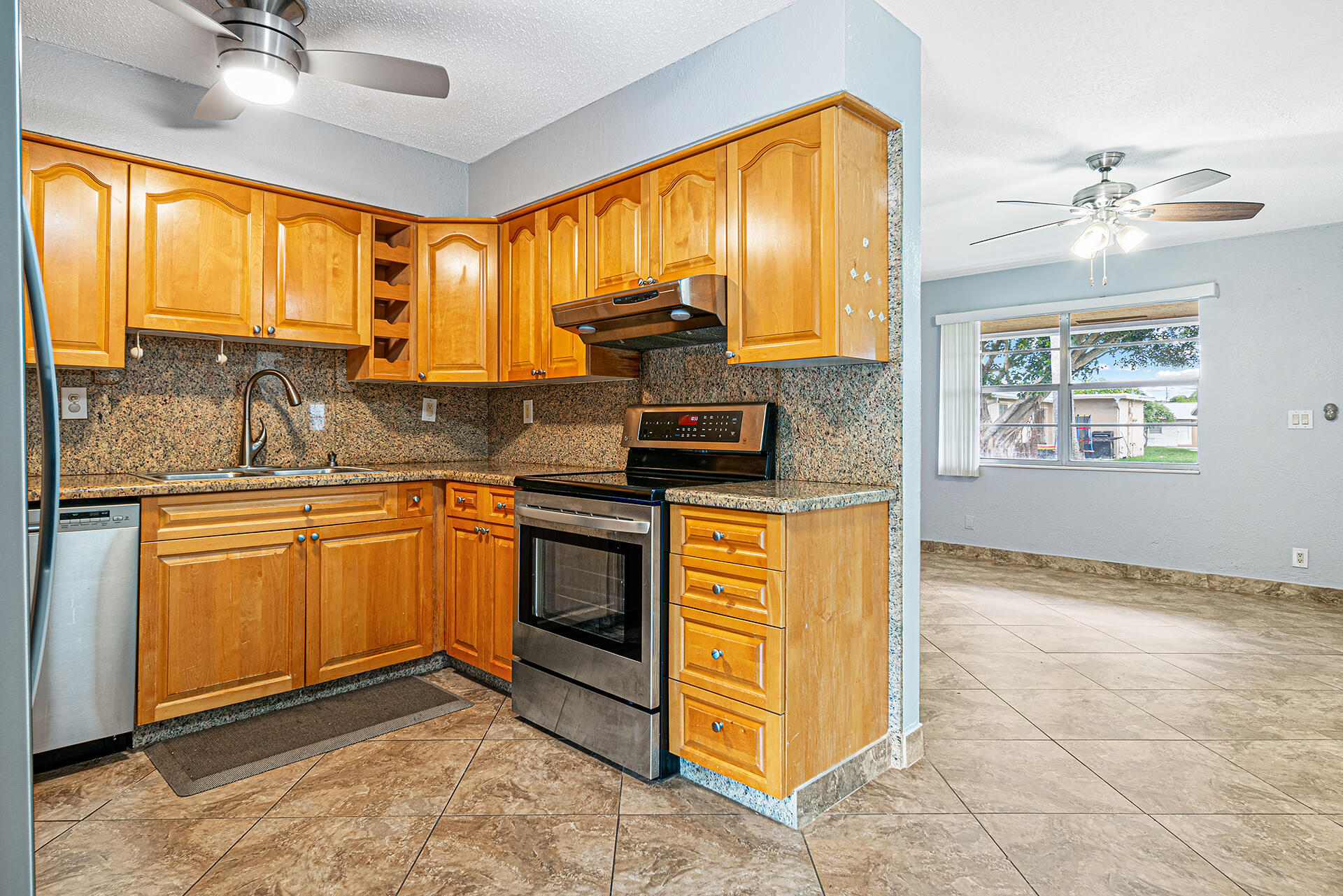 Imperial Villas Condo 01-06 - Residential Lease