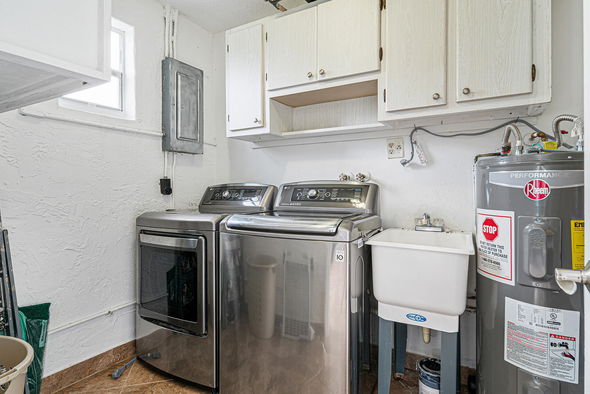 Imperial Villas Condo 01-06 - Residential Lease