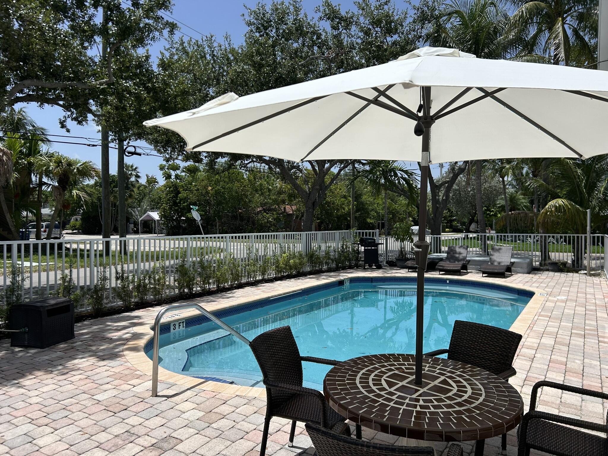 ELIZABETHAN CONDO - Residential