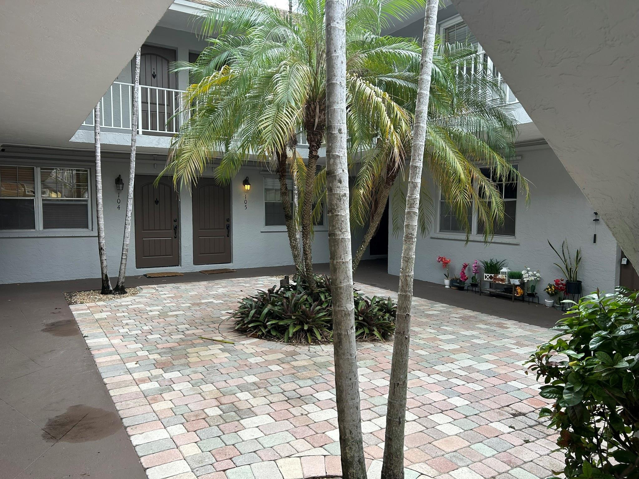 ELIZABETHAN CONDO - Residential
