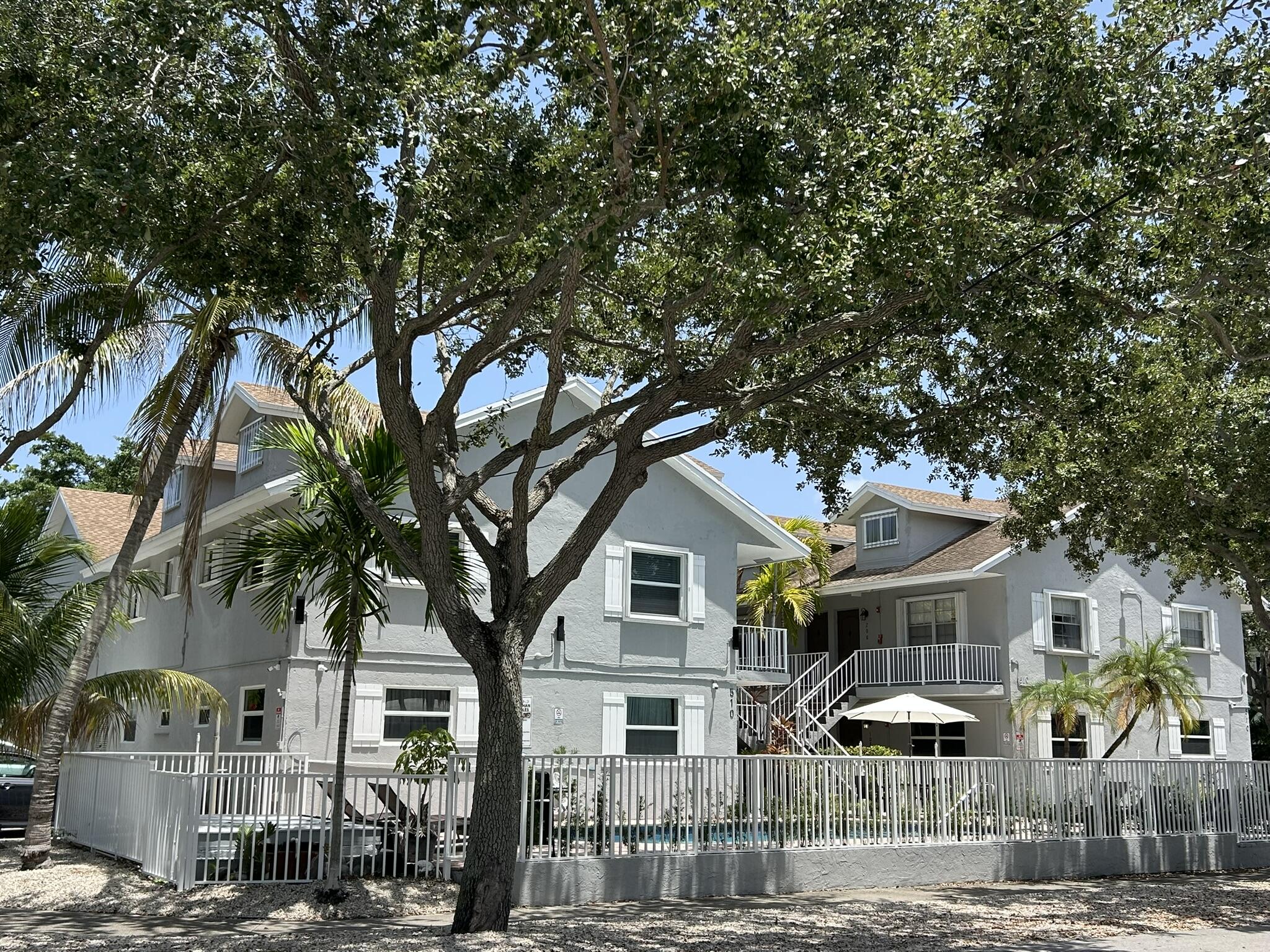 ELIZABETHAN CONDO - Residential