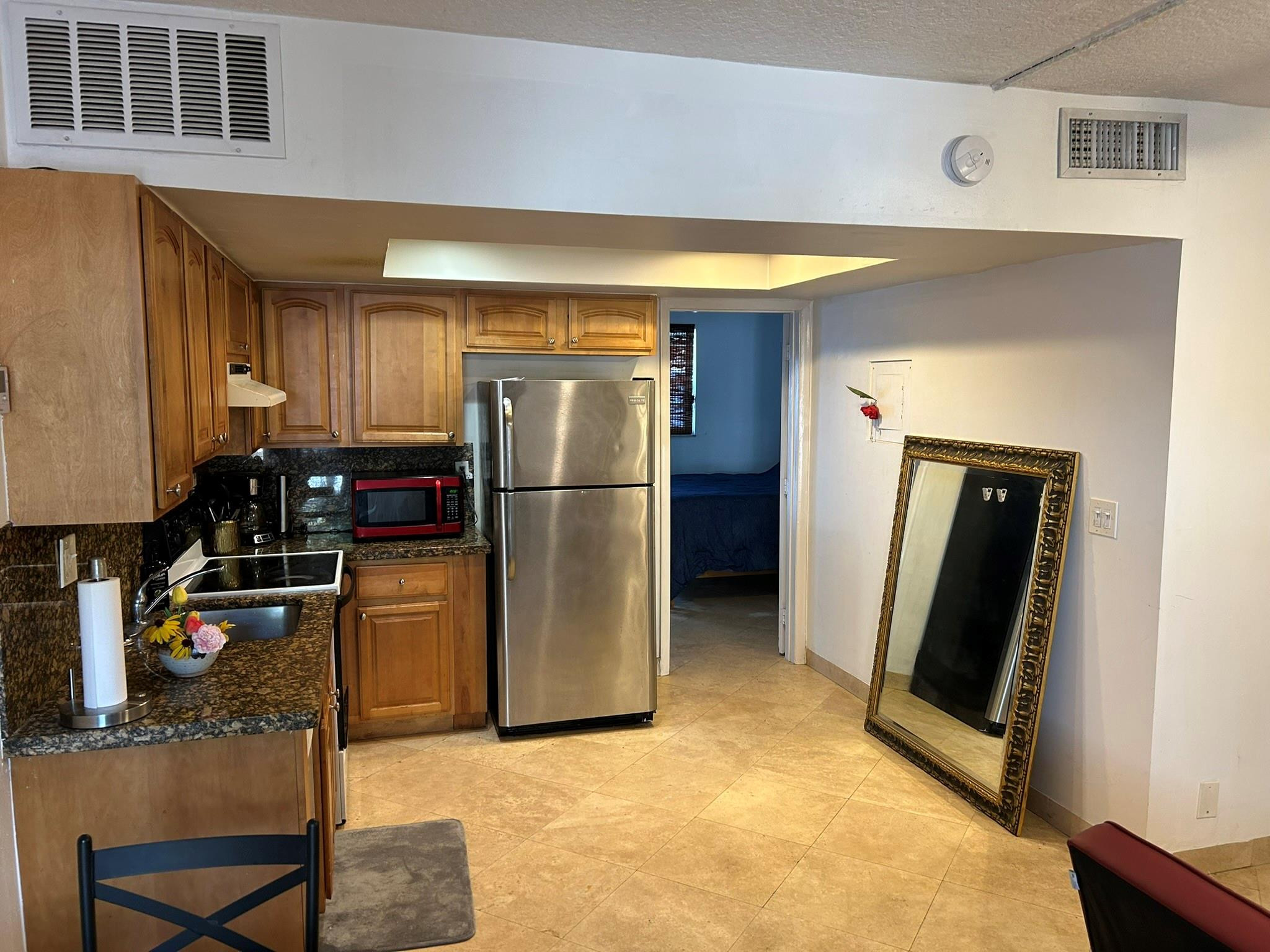 ELIZABETHAN CONDO - Residential