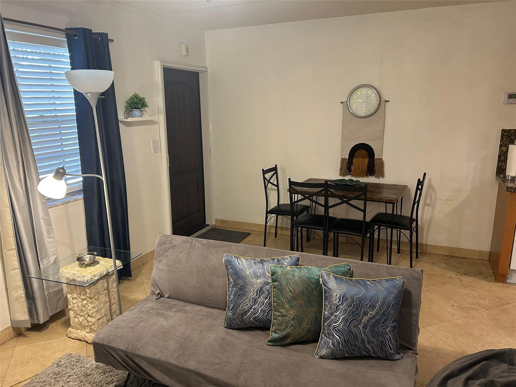 ELIZABETHAN CONDO - Residential