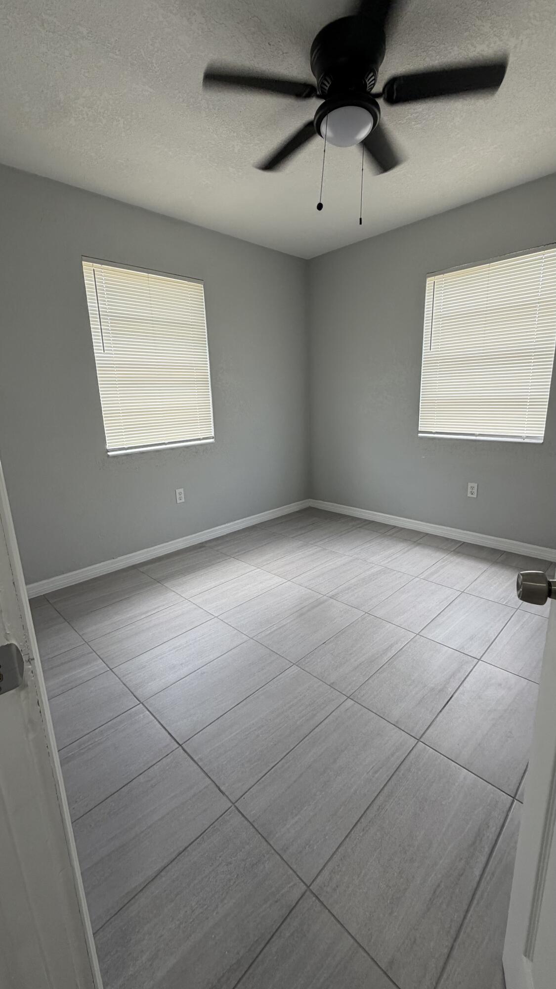 LAUDERDALE MANOR HOMESITES - Residential Lease