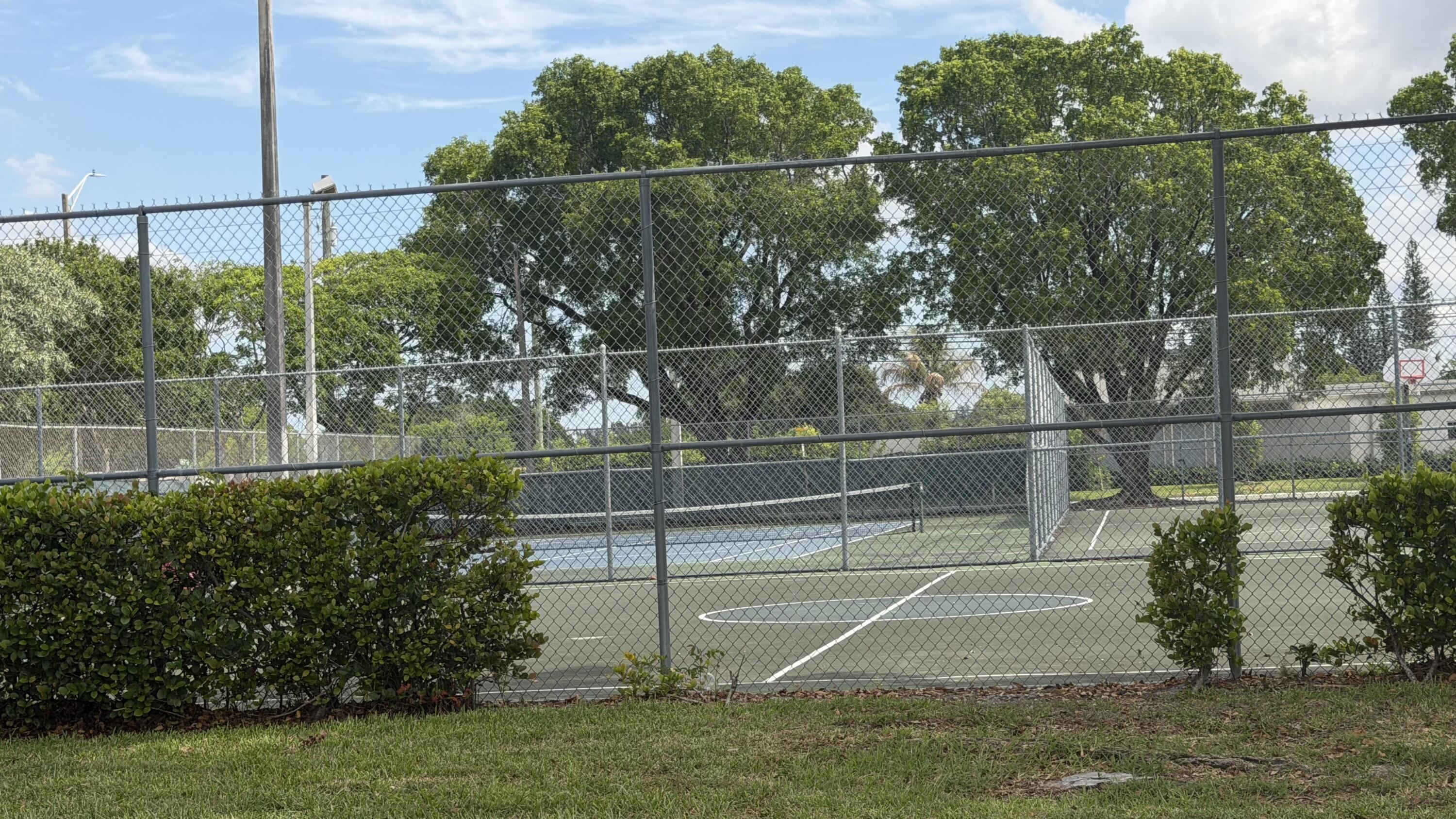 LAUDERDALE MANOR HOMESITES - Residential Lease