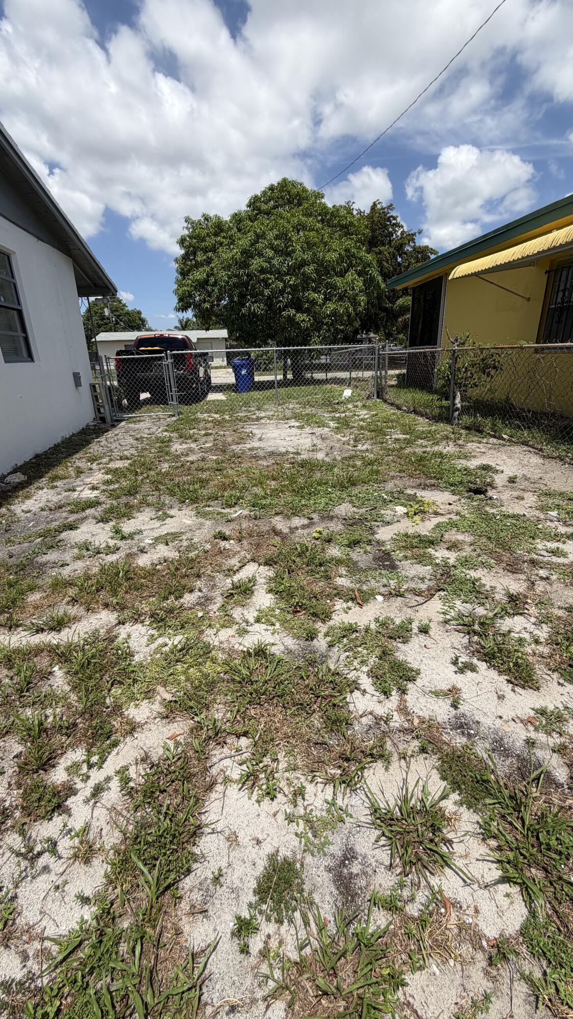 LAUDERDALE MANOR HOMESITES - Residential Lease