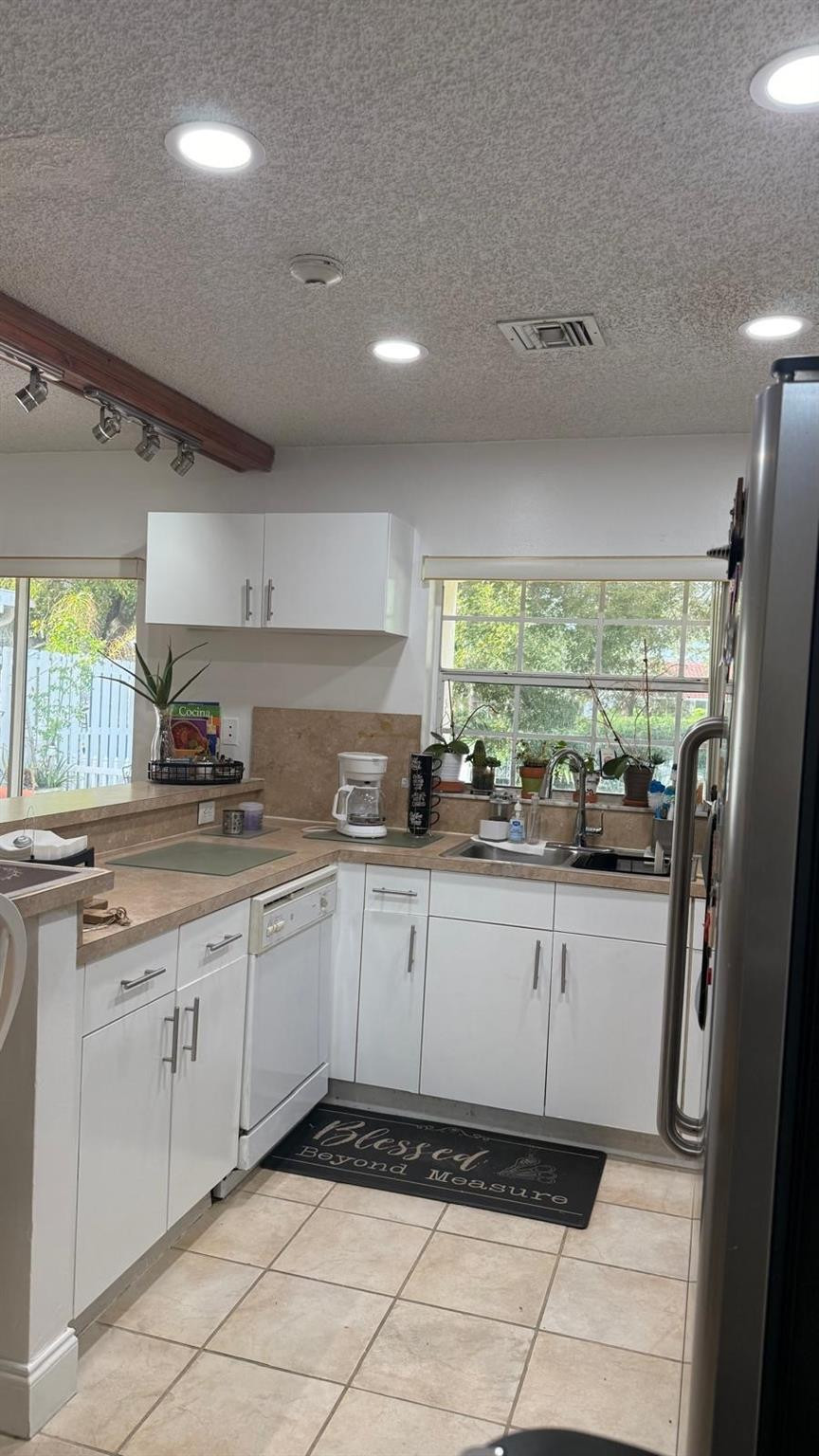 SECTOR 5 - - Residential Lease