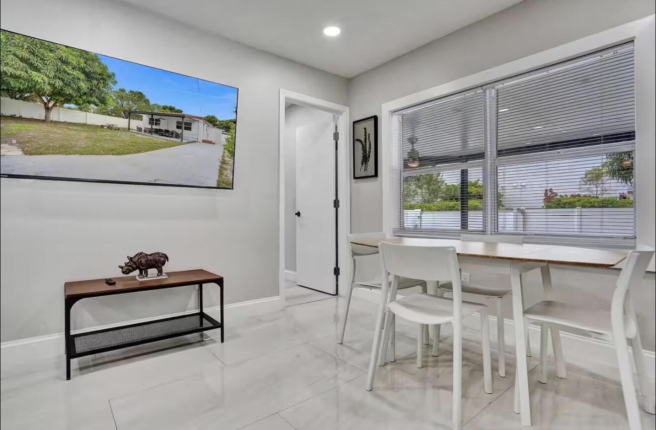 HOLLYWOOD - Residential Lease