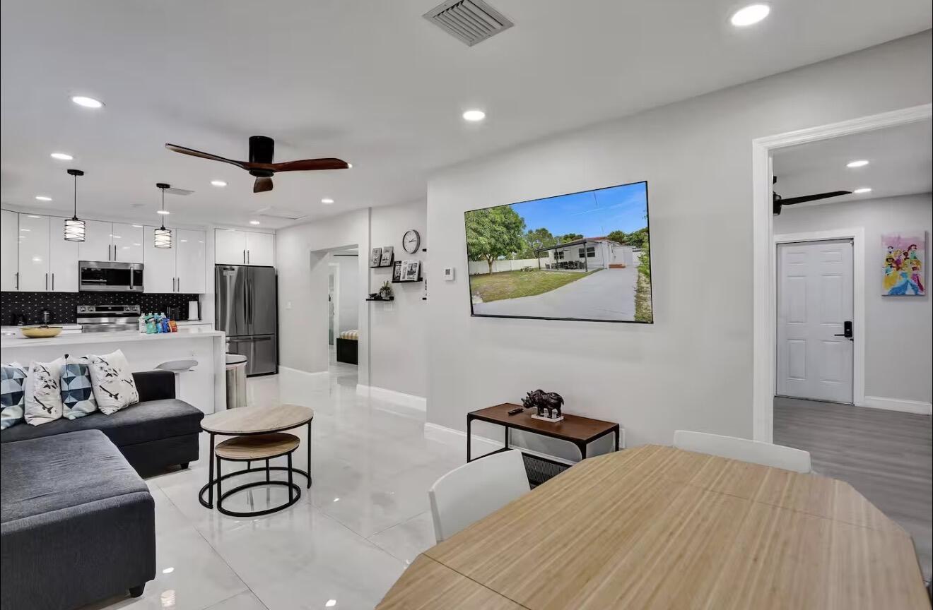 HOLLYWOOD - Residential Lease