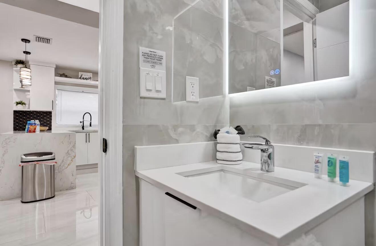 HOLLYWOOD - Residential Lease