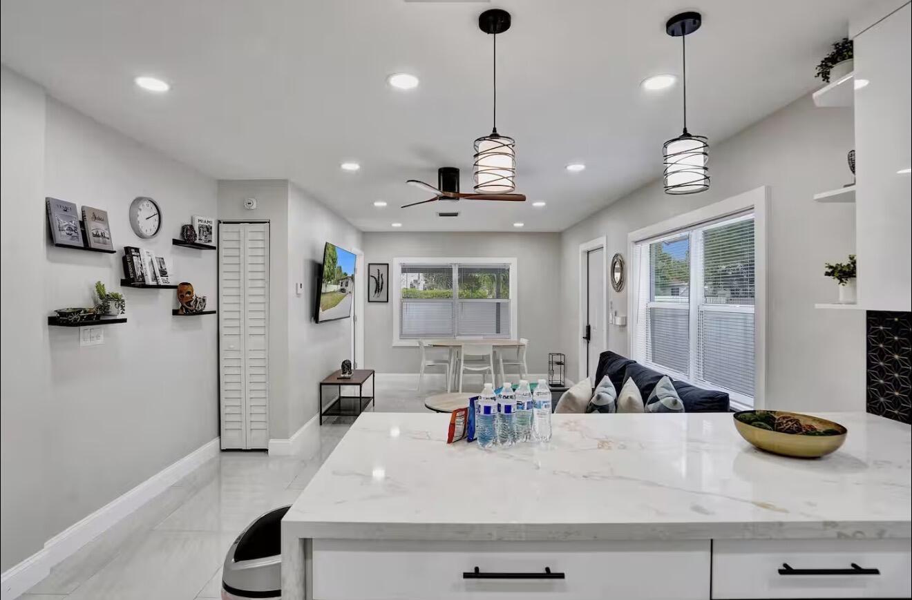 HOLLYWOOD - Residential Lease