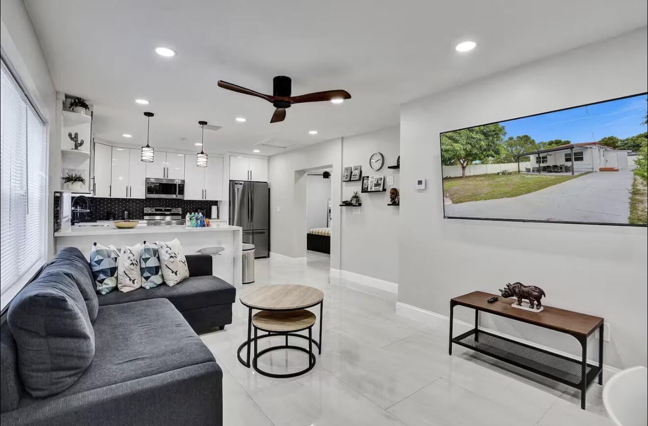 HOLLYWOOD - Residential Lease