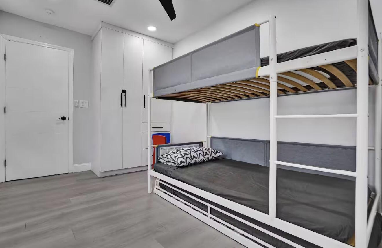 HOLLYWOOD - Residential Lease