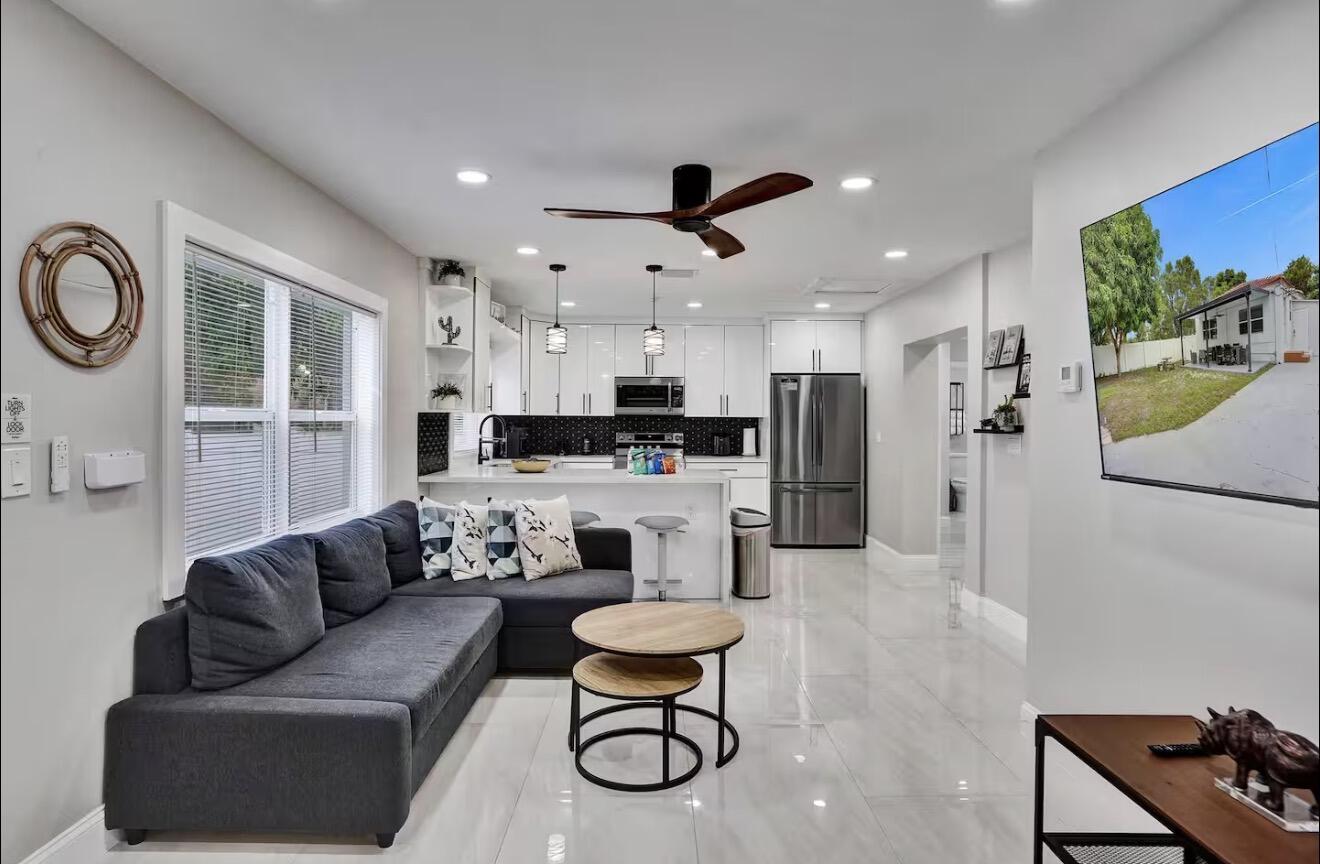 HOLLYWOOD - Residential Lease